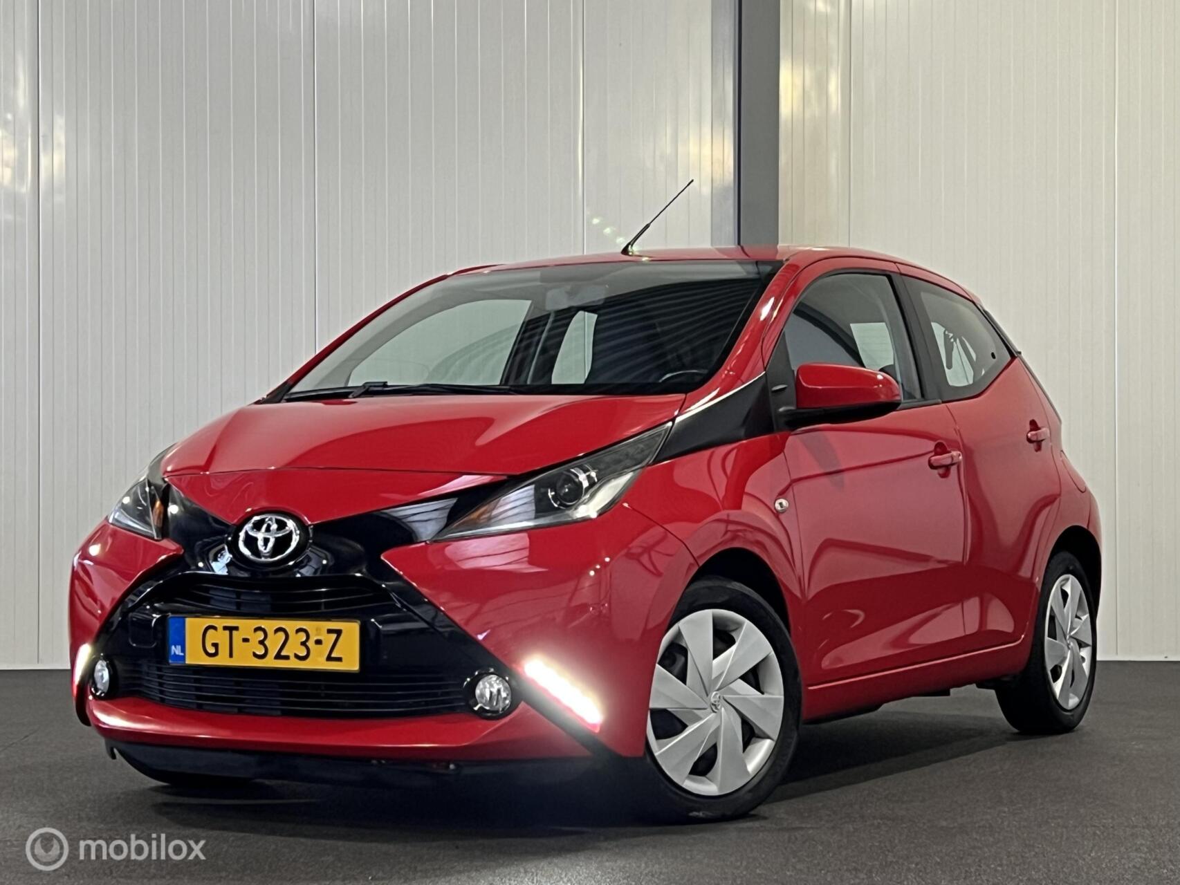 Toyota Toyota Aygo 1.0 VVT-i x-play 5-drs [ NAP camera LED airco ] 2015 - voorkant