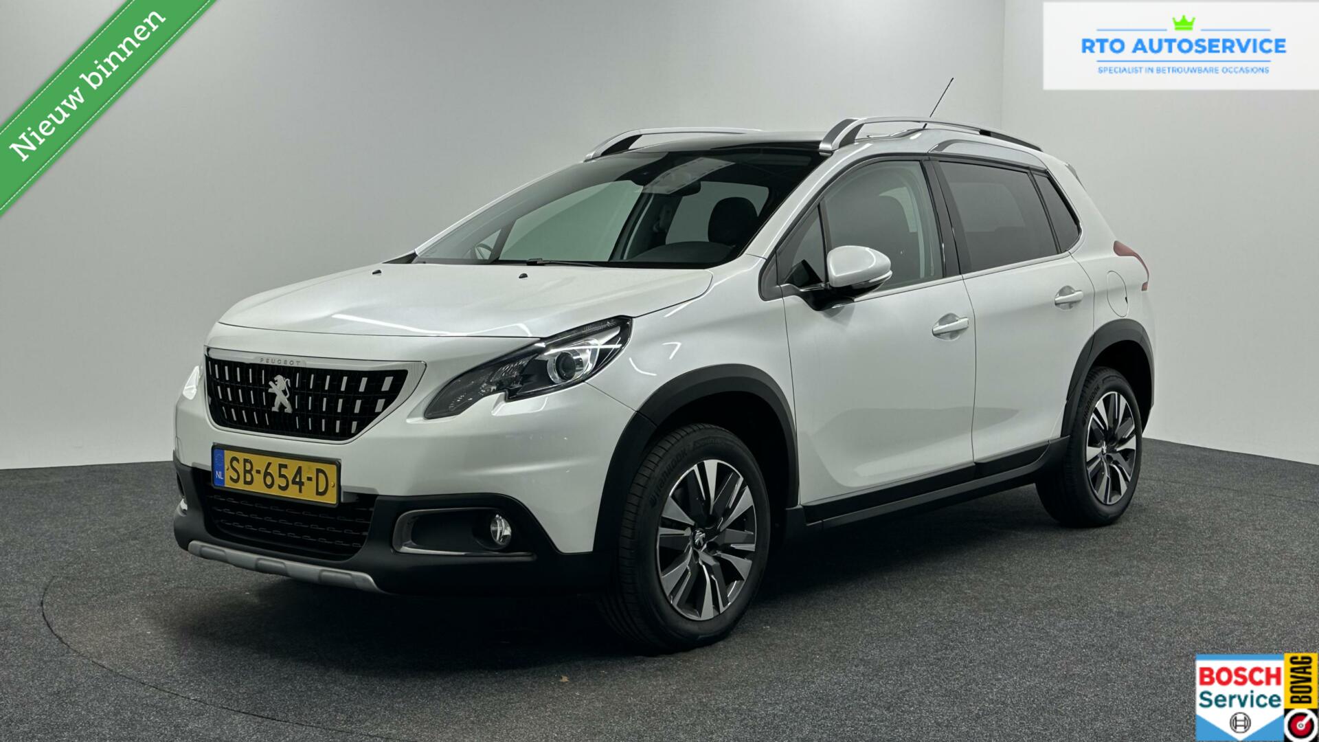Peugeot 2008 1.2 PureTech Blue Lease Executive NAVI ECC LM CARPLAY. 2018 - voorkant