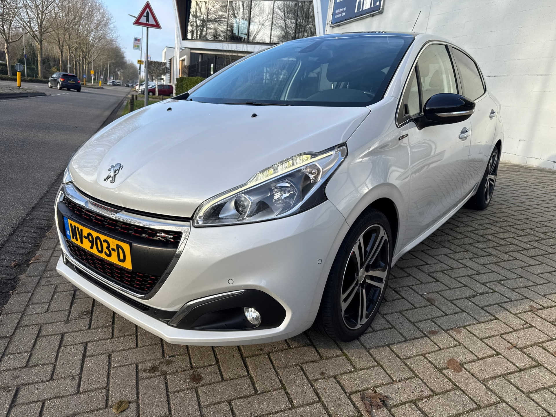 Peugeot 208 1.2 PureTech GT-line 81kW 110 PK NAVI PANO CLIMATE CONTROL 2017 - voorkant