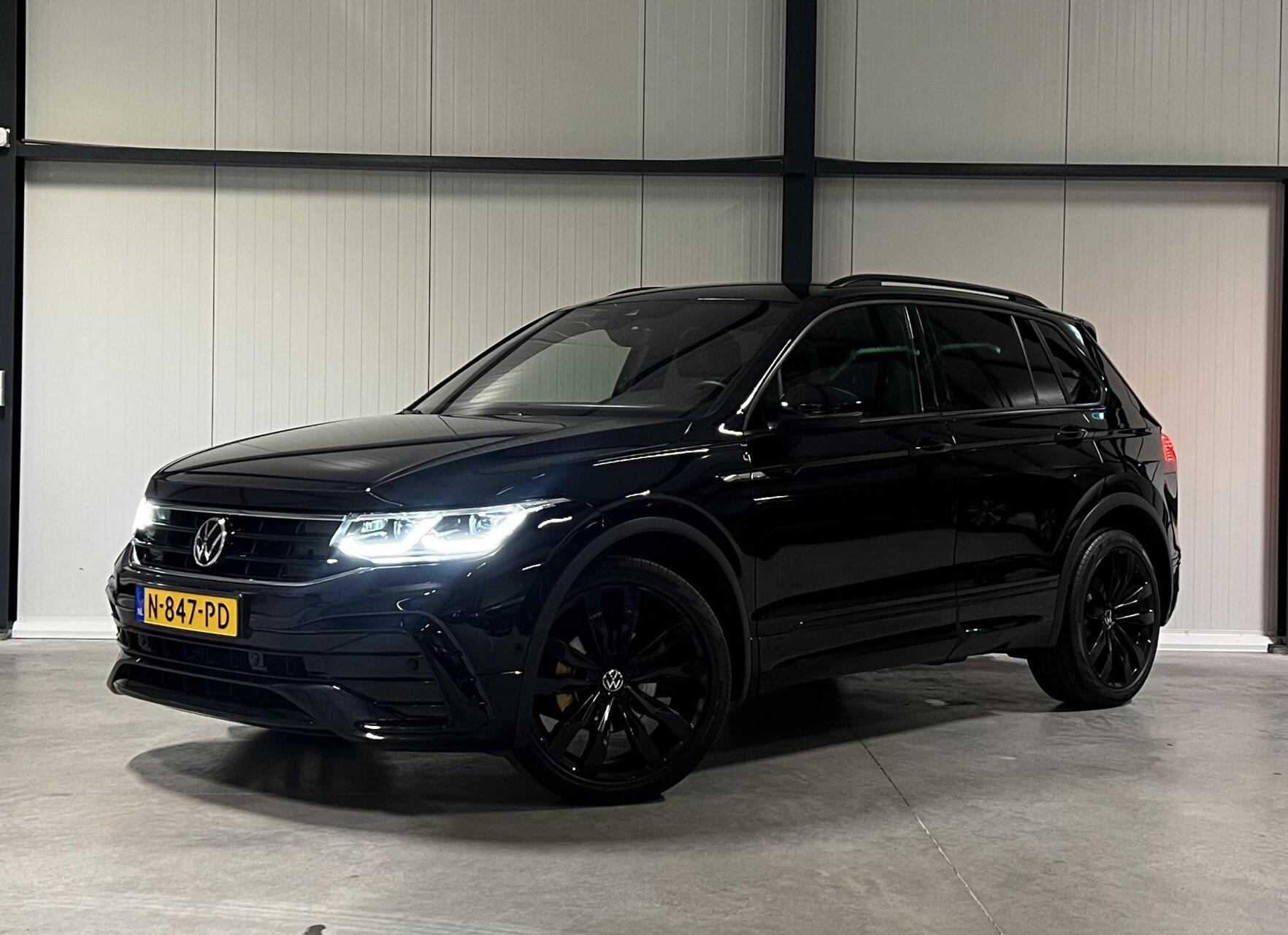 Volkswagen Tiguan 1.5 TSI R-Line Black Edition Trekhaak VOL! 2021 - voorkant