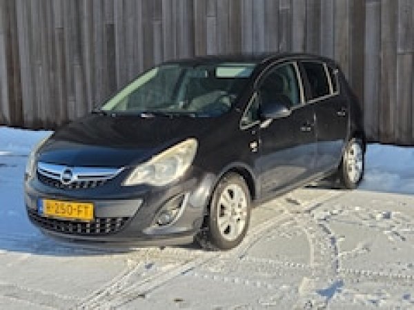 Opel Corsa 1.4-16V 2011 - voorkant