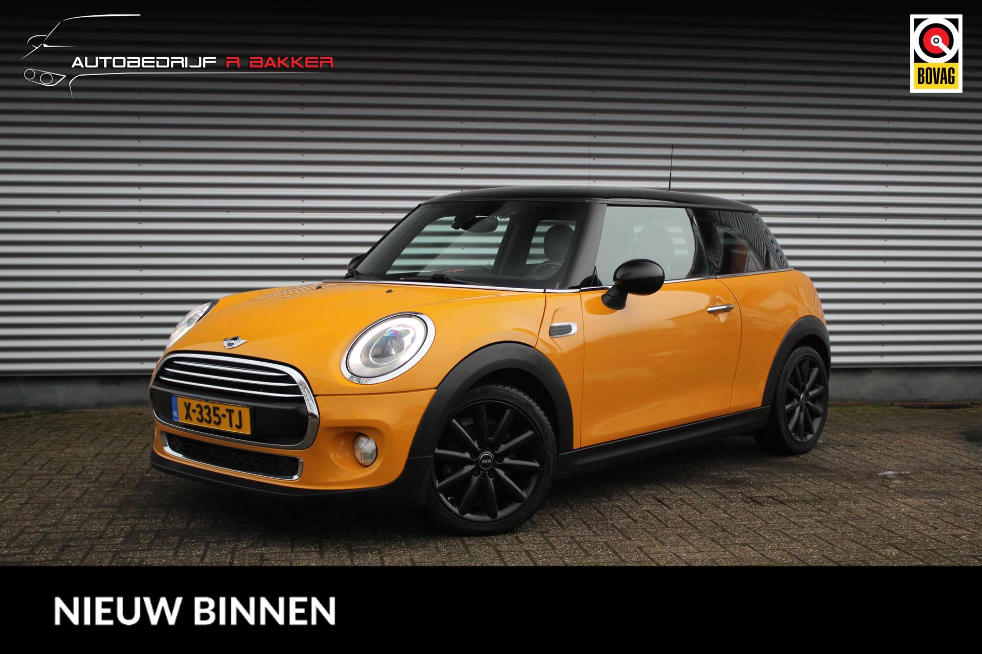 Mini Cooper 1.5 Cooper Chili // JCW Pakket | Cruise control | Zwart dak | LED | Bluetooth | Interieurverlichting | Parkeersensoren 2014 - voorkant