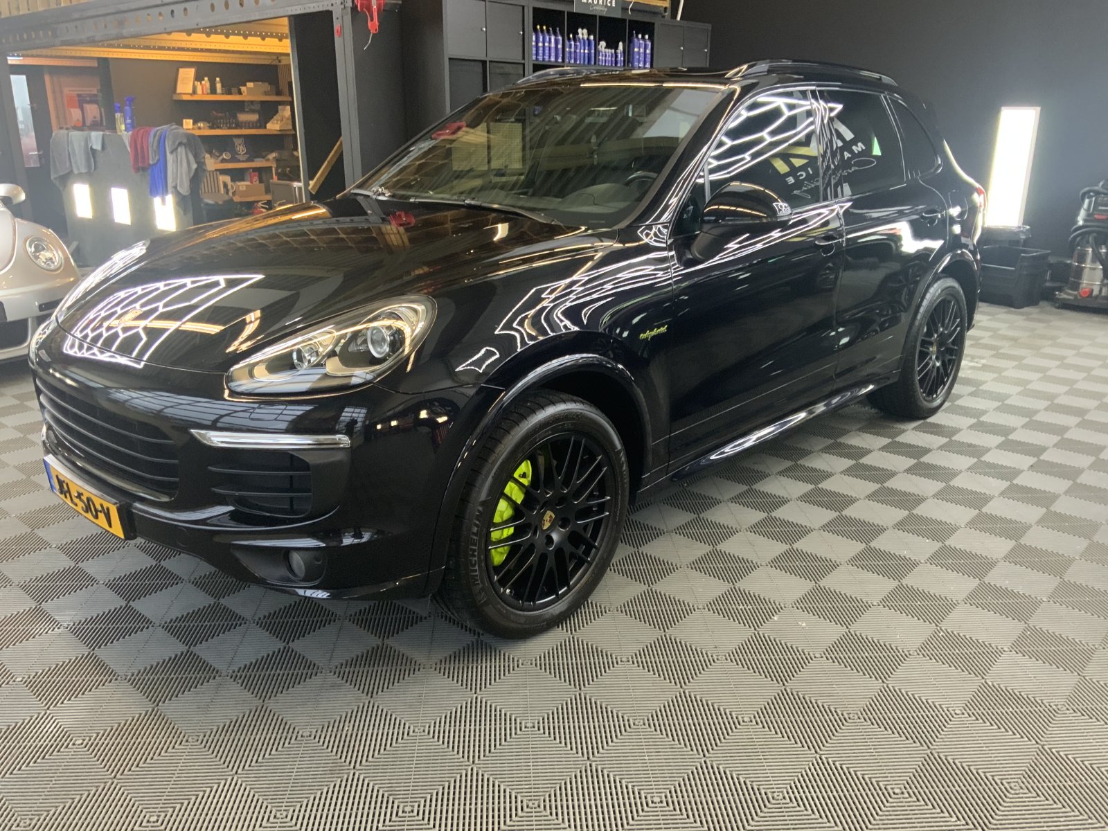 Porsche Cayenne 3.0 S E-Hybrid | Dealer Onderhouden | Sport Chrono | Panoramadak | PASM | BOSE | Apple CarPlay 2017 - voorkant