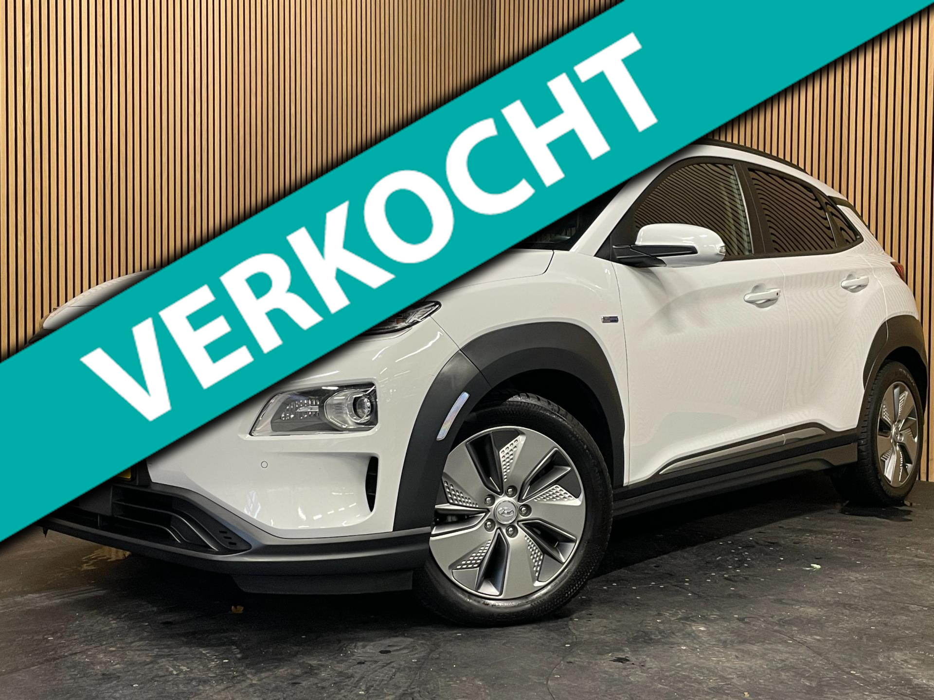 Hyundai Kona EV Premium 64 kWh|GROTE ACCU|100%SOH|FACELIFT|3-FASE|TREKHAAK|HUD|LEDER|ACC|STUURVERW|STOELVERW+VENT.|CAMERA|CARPLAY| 2020 - voorkant