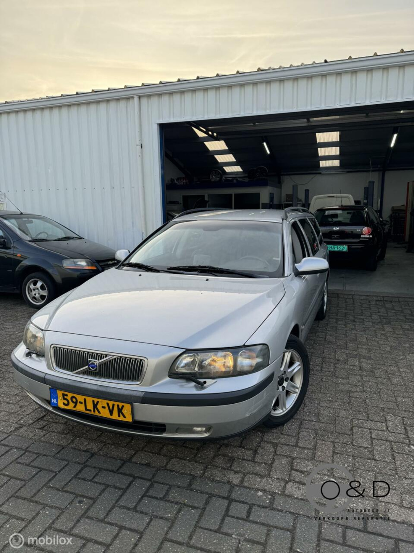 Volvo V70 2.4 D5 Edition II | Trekhaak | Navi | Leer | APK 2003 - voorkant