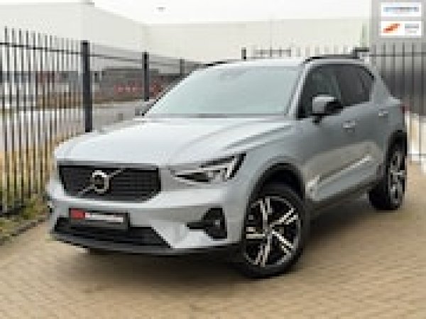 Volvo XC40 2.0 B3 Plus Dark 2023 - voorkant