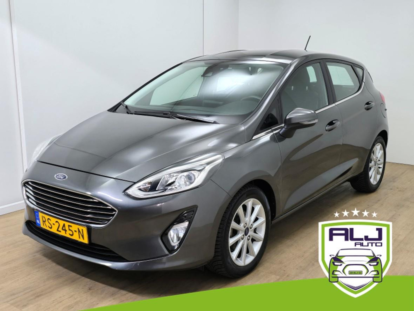 Ford Fiesta Occasion 1.0 EcoBoost Titanium met cruisecontrol en carplay radio | Tweedehands Ford Fiesta antracietgrijs | Navi | 6V 2018 - voorkant