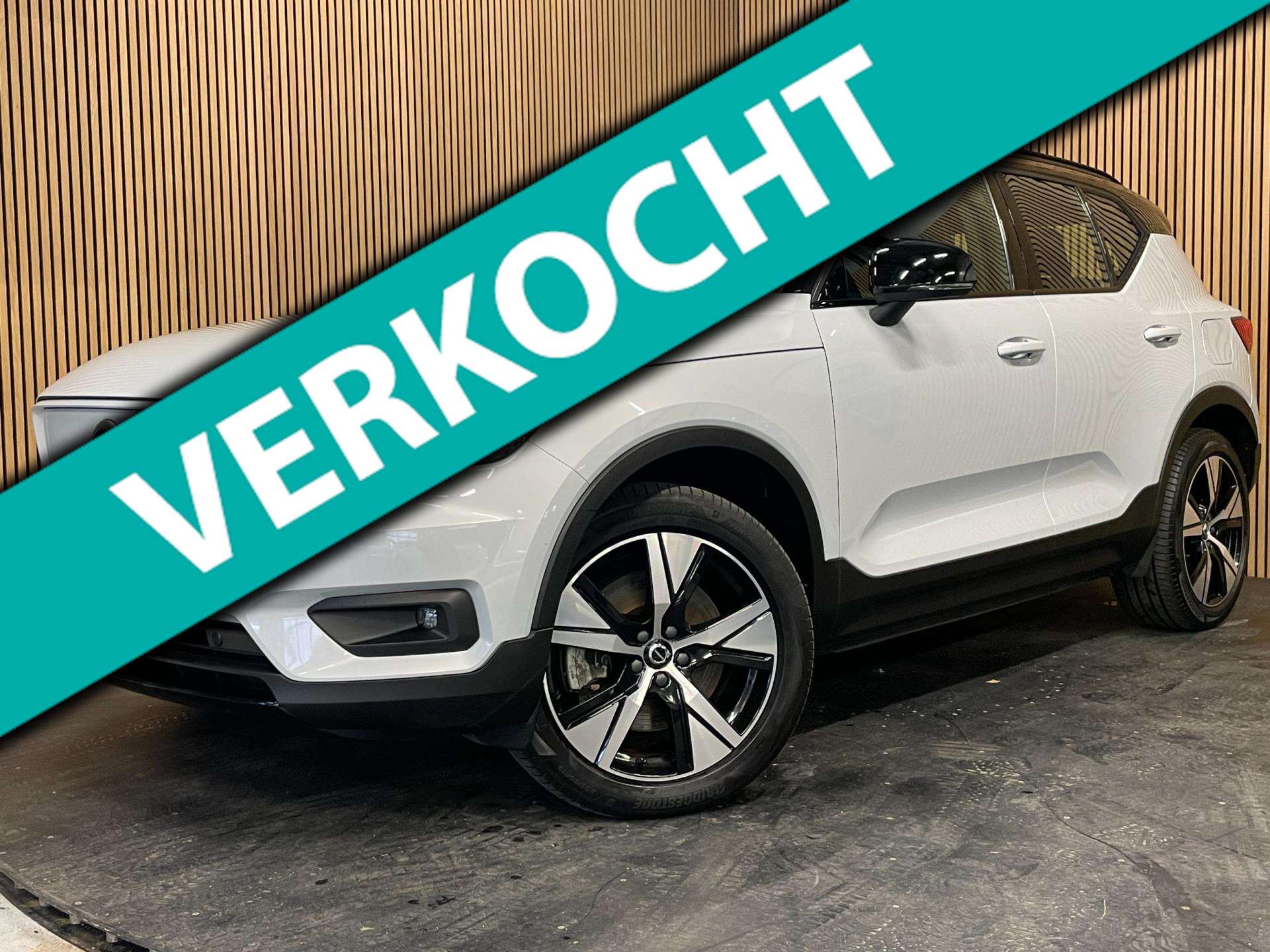 Volvo XC40 Recharge P8 AWD R-Design|90%SOH|TREKHAAK|1/2 LEDER|STOEL+STUURVERWARMING|ACC|CARPLAY|CLIMA+CRUISE|NL|NAP|IN.BTW|1e EIG| 2020 - voorkant