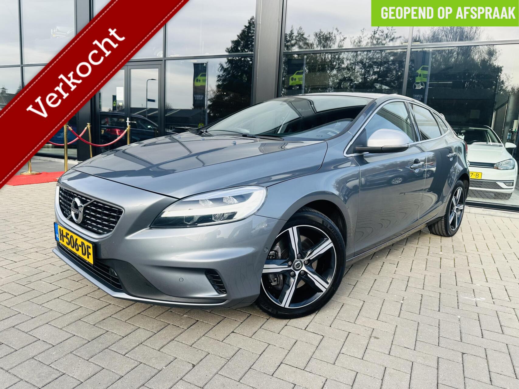Volvo V40 T3 Polar+ Sport R design|Trekhaak|Pano|Camera 2020 - voorkant
