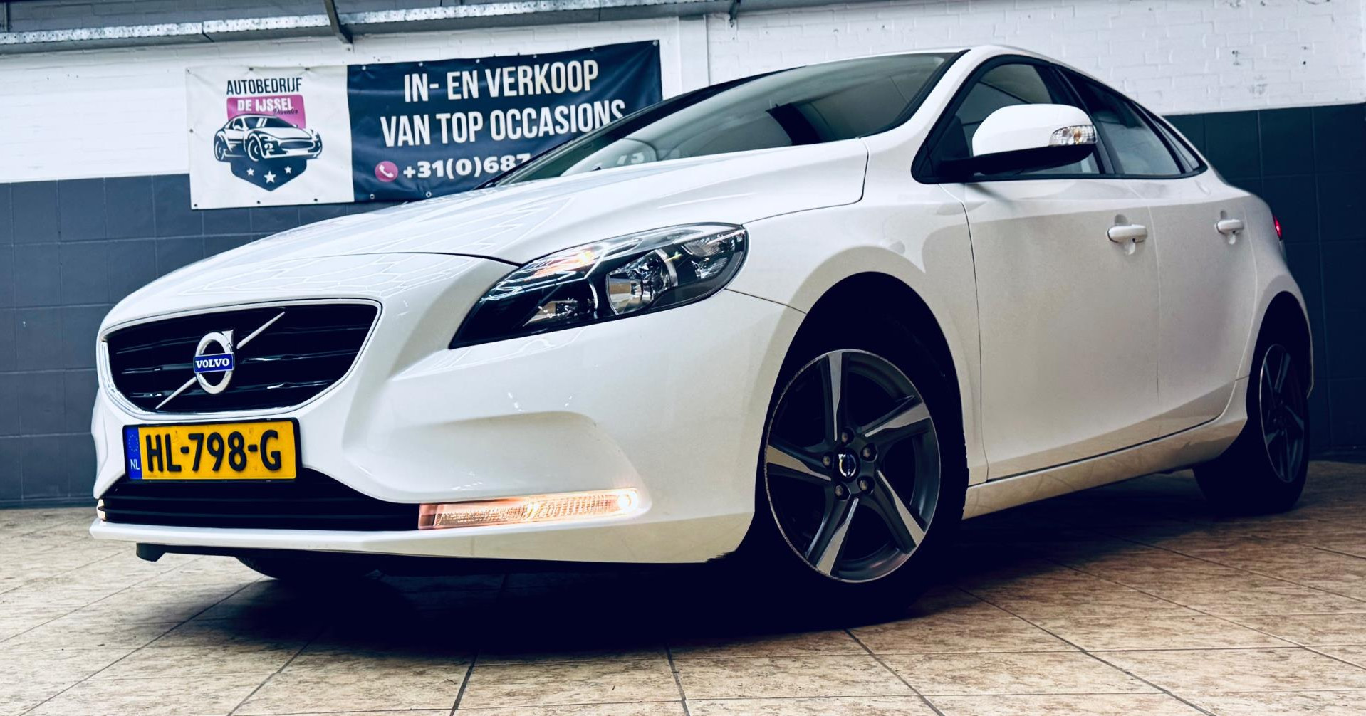Volvo V40 1.6 T3 R-Design/Dealer O.H /TOP STAAT/Rijklaar 2014 - voorkant