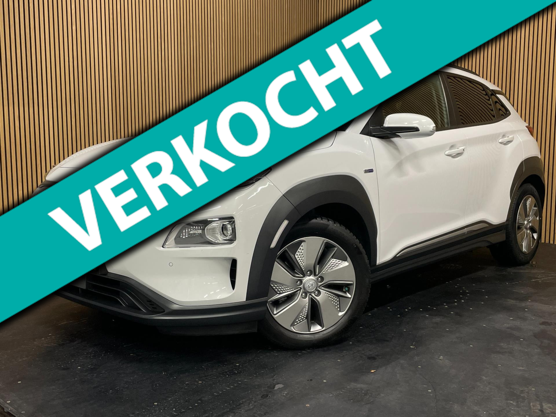 Hyundai Kona EV Premium 64 kWh|GROTE ACCU|100%SOH|FACELIFT|3-FASE|HUD|LEDER|ACC|KRELL|STUURVERW|STOELVERW+VENT.|CAMERA|CARPLAY|NL| 2020 - voorkant