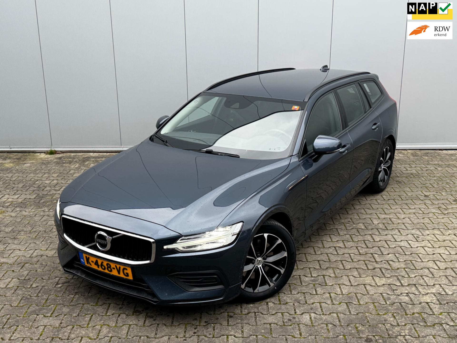 Volvo V60 2.0 B3 MOMENTUM ADVANTAGE CAMERA NAP CARPLAY CRUISE NAVIGATIE 2021 - voorkant