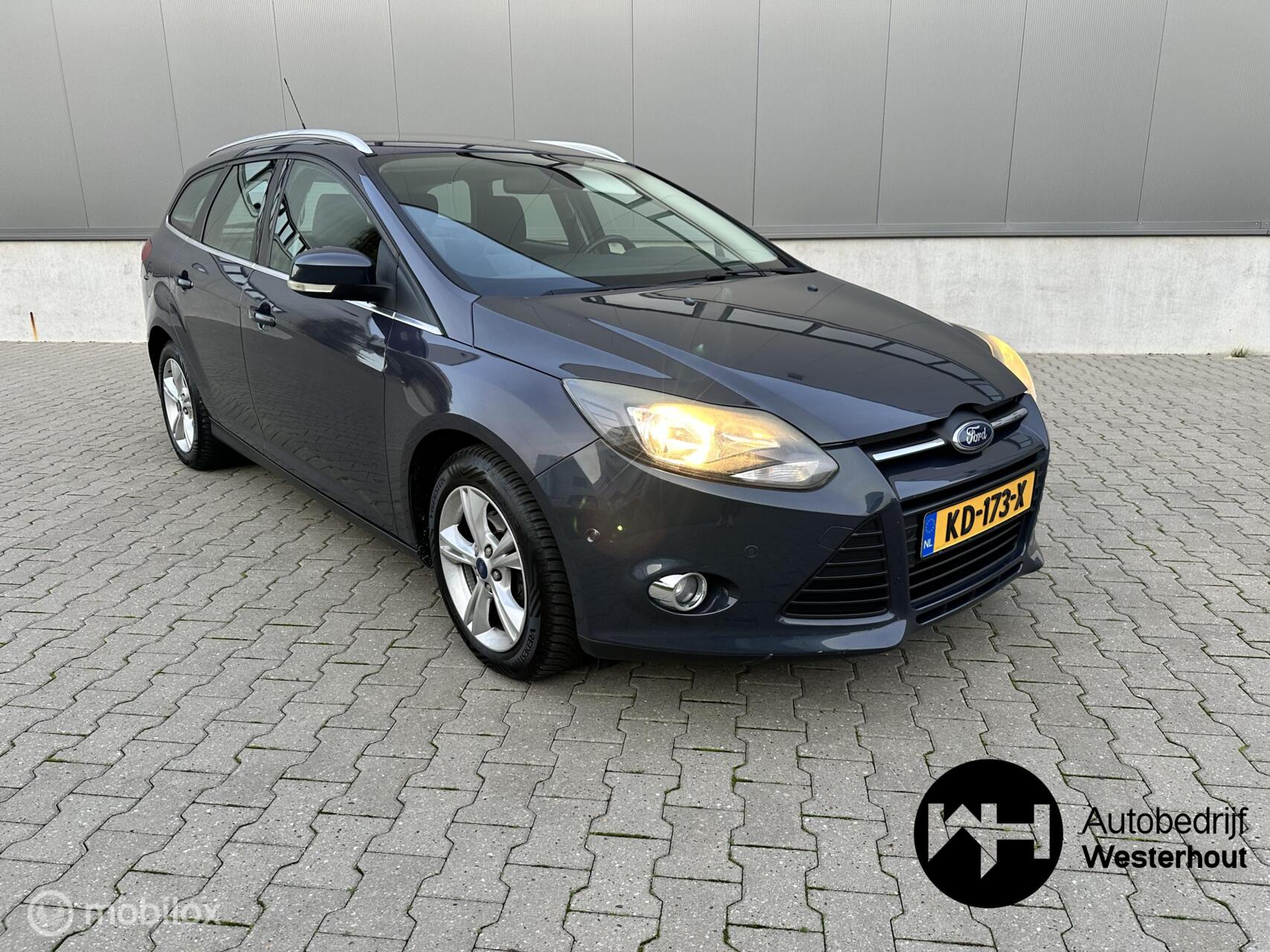 Ford Focus 1.0 EcoBoost Titanium Navi Auto inparkeren 2012 - voorkant