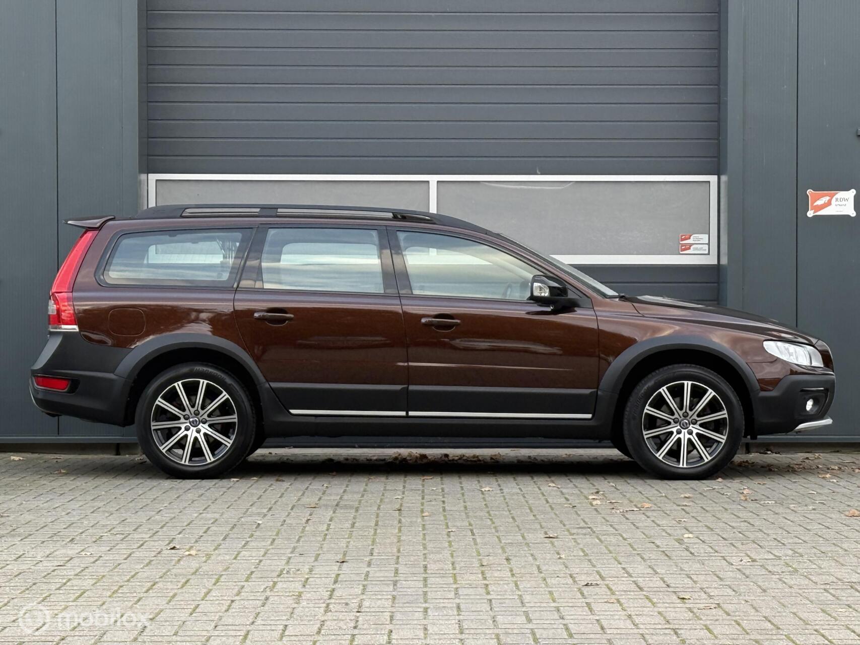 Volvo Xc70 2.0 D4 Geartronic-8 Classic Edition -Schuifdak-Xenon-Adap.CC-Trekhaak-Stuurverw.-Prachtige auto 2015 - voorkant