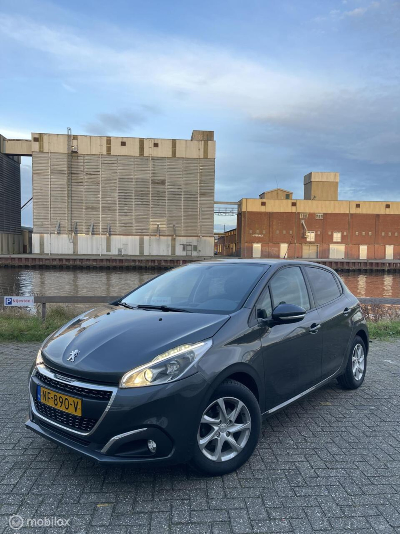 Peugeot 208 1.2 PureTech Allure 5-Drs navi airco cruise led 2016 - voorkant