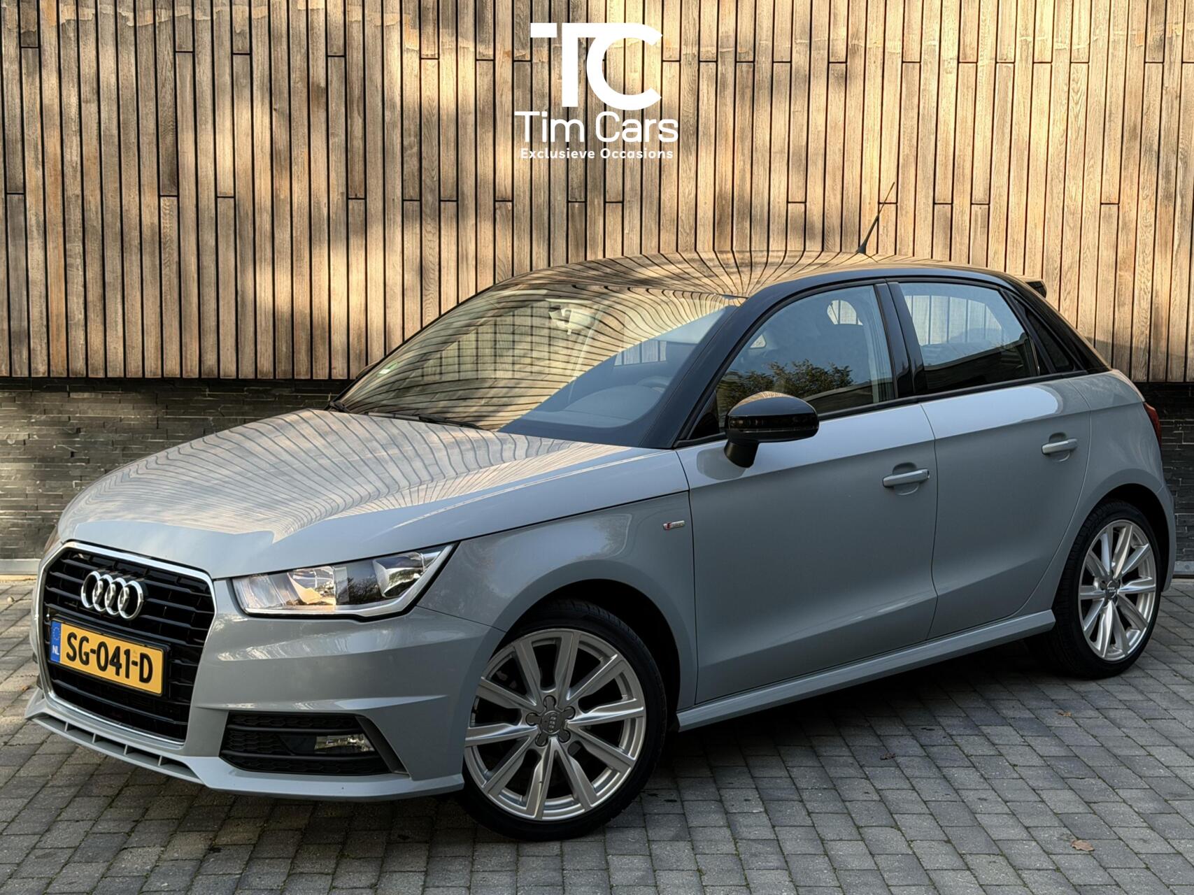 Audi A1 Sportback 1.0 TFSI Adrenalin Handgeschakeld | S-line exterieur | Airconditioning | Cruise control | Navigatie voorbereiding | Pijlgrijs metallic | Zwart dak | Multifunctioneel stuurwiel | Nette auto! 2018 - voorkant