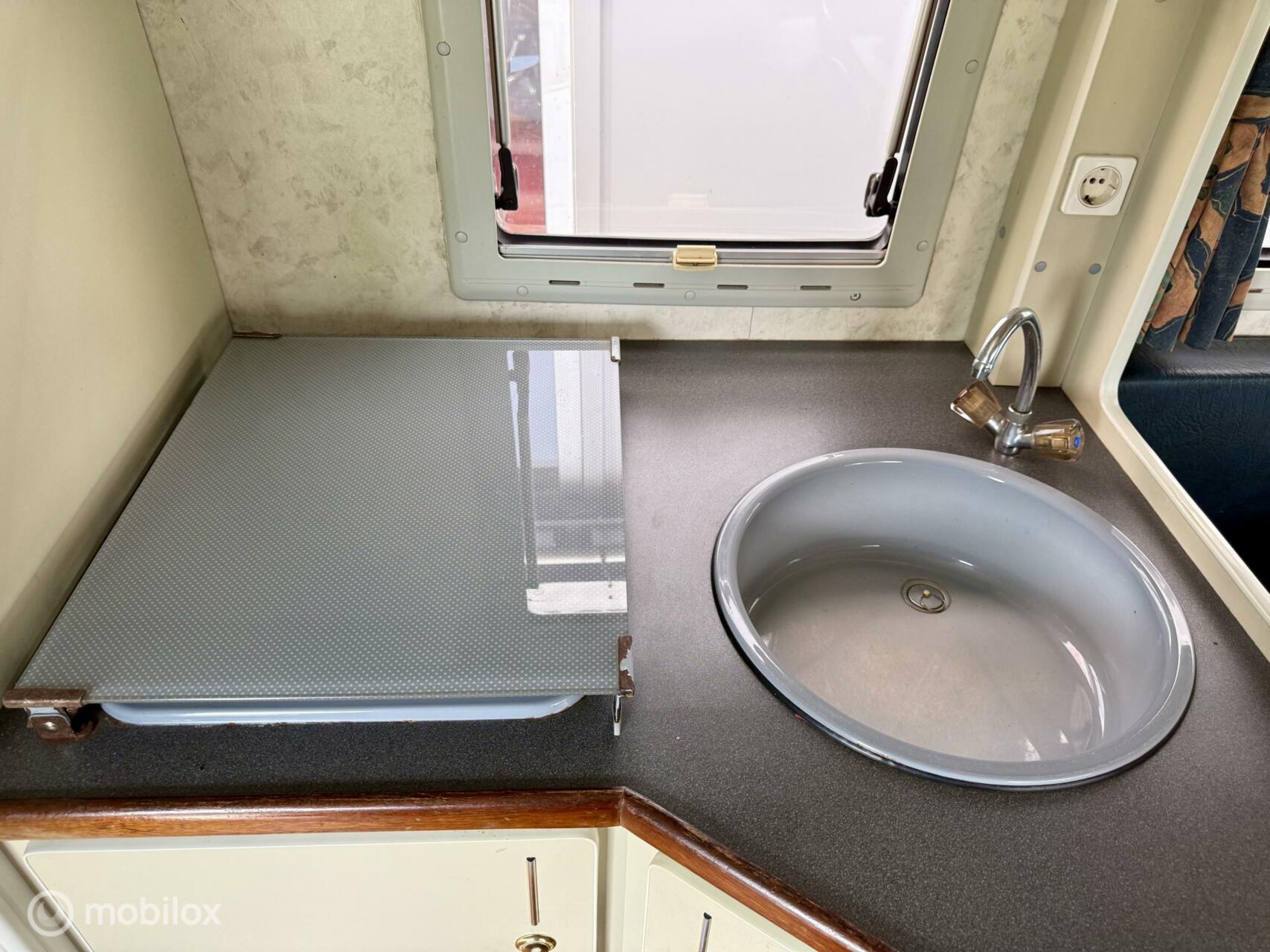 Foto van Chevrolet Chevy Van 30 D. Camper