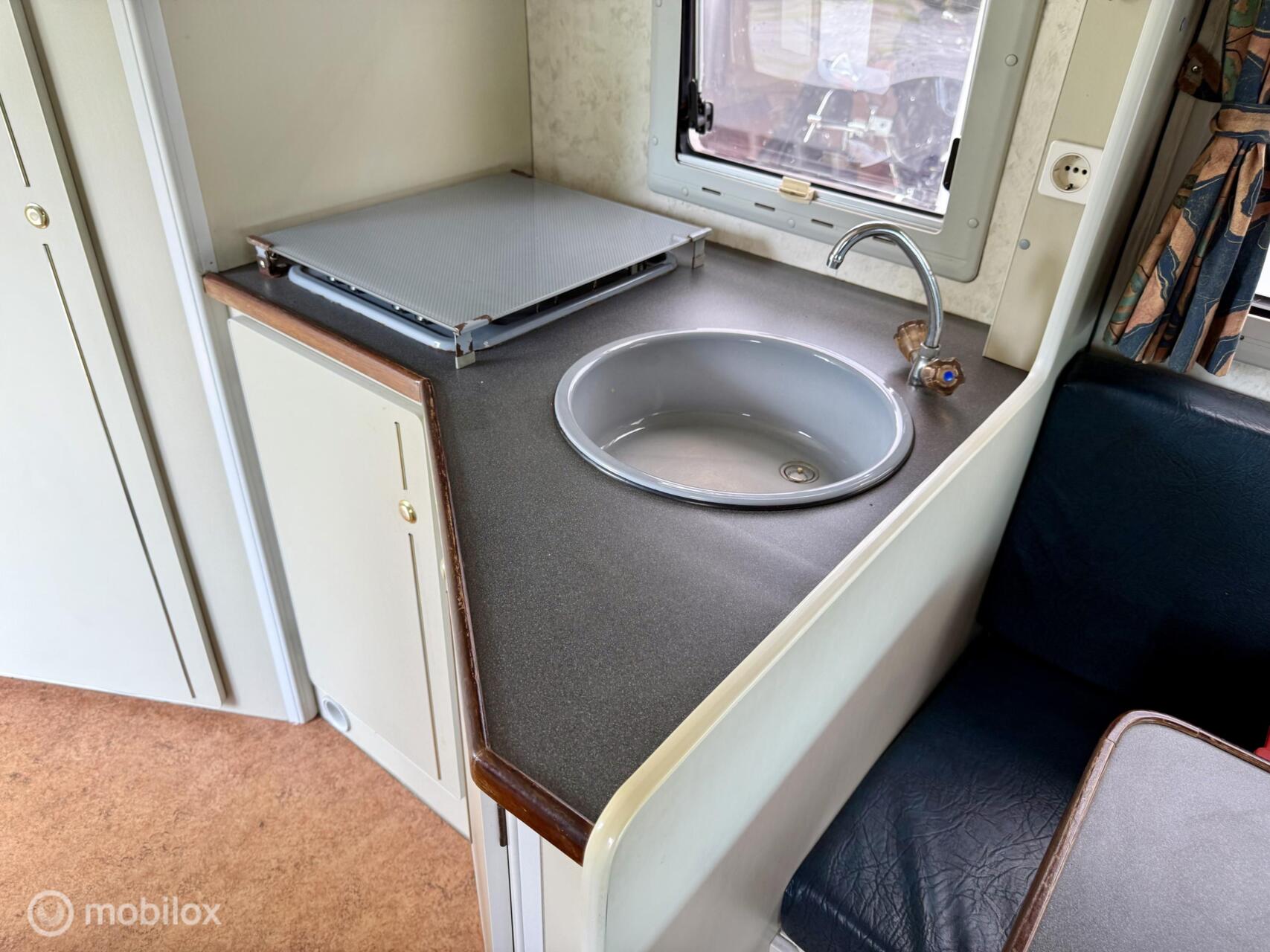 Foto van Chevrolet Chevy Van 30 D. Camper