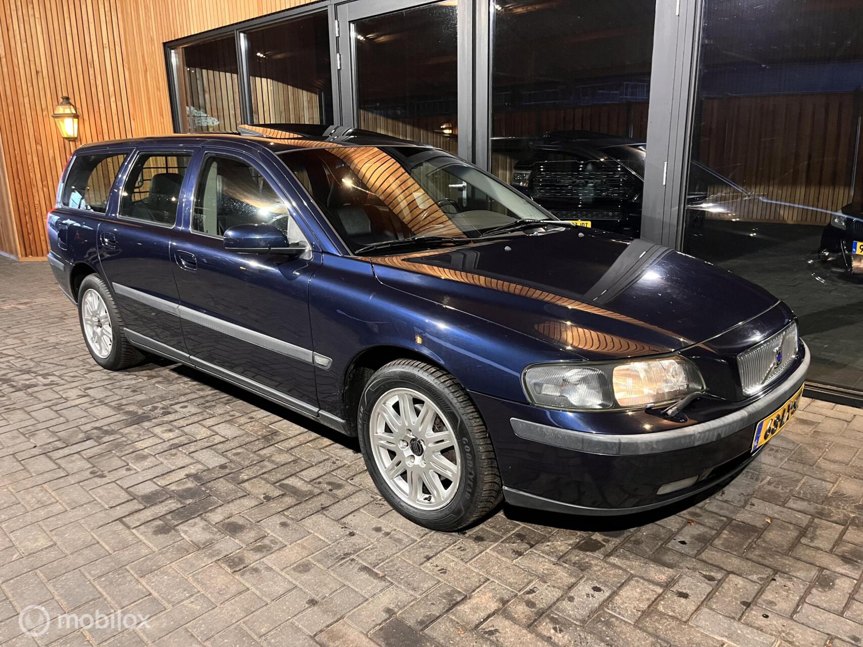 Volvo V70 2.4 2003 Comfort Line AUTOMAAT | SCHUIFDAK | NAP | 2003 - voorkant