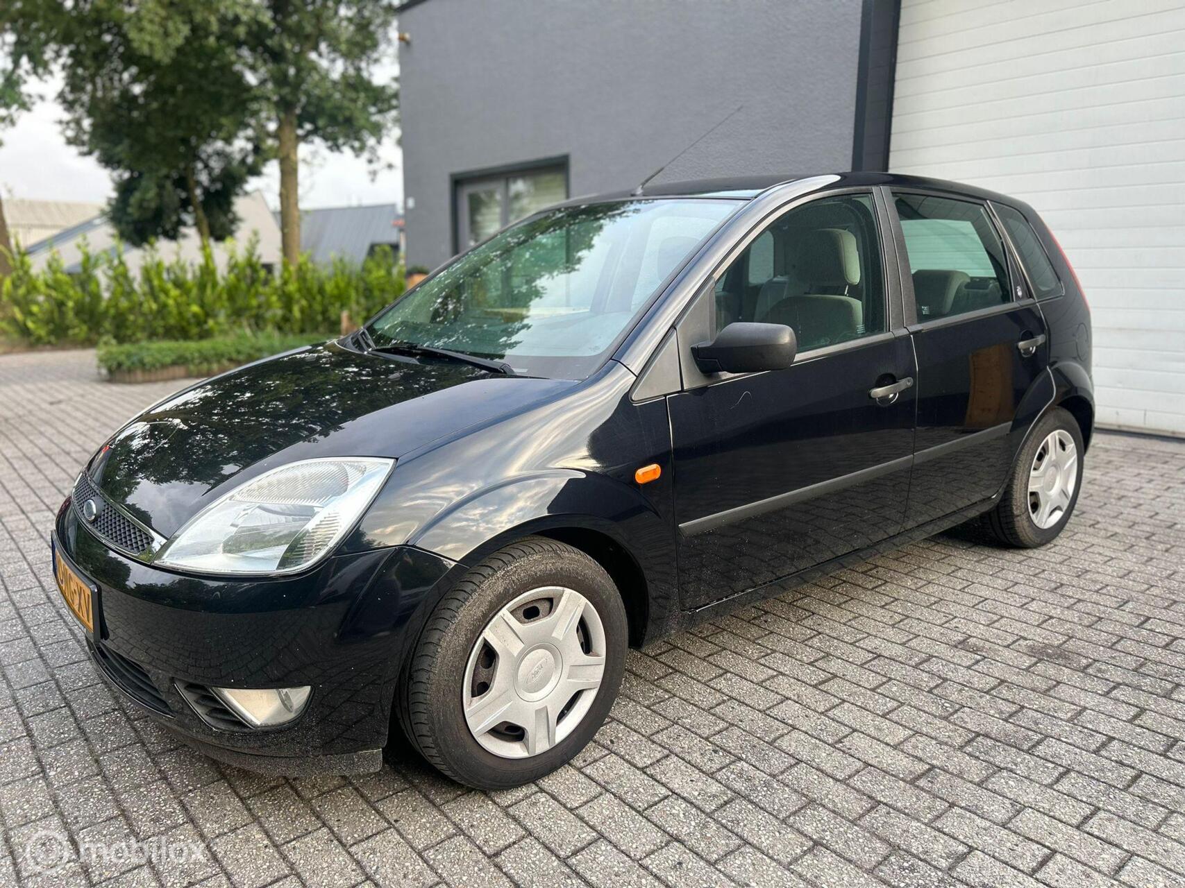 Ford Fiesta 1.6-16V Ghia / 2e eigenaar / Nieuwstaat / 2003 - voorkant