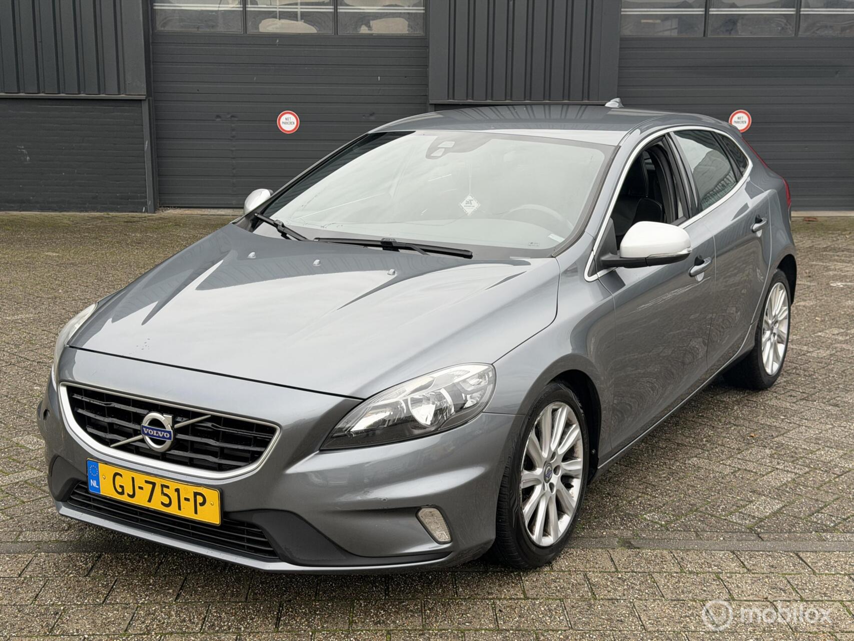 Volvo V40 2.0 D2 R-Design 2015 - voorkant