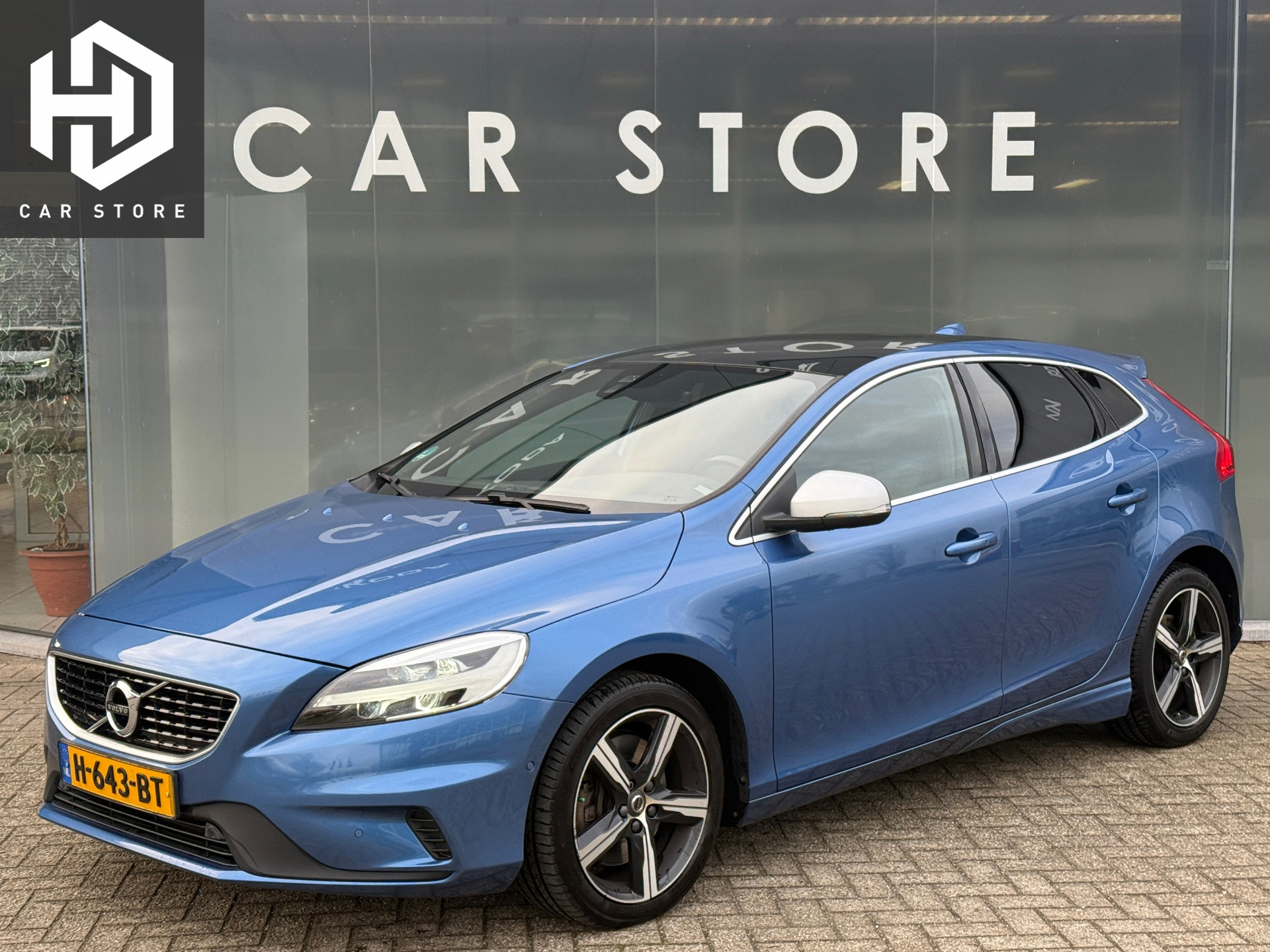 Volvo V40 1.5 T3 Polar+ Sport R-design Pano|Harman Kardon|Dealer Onderhouden 2020 - voorkant