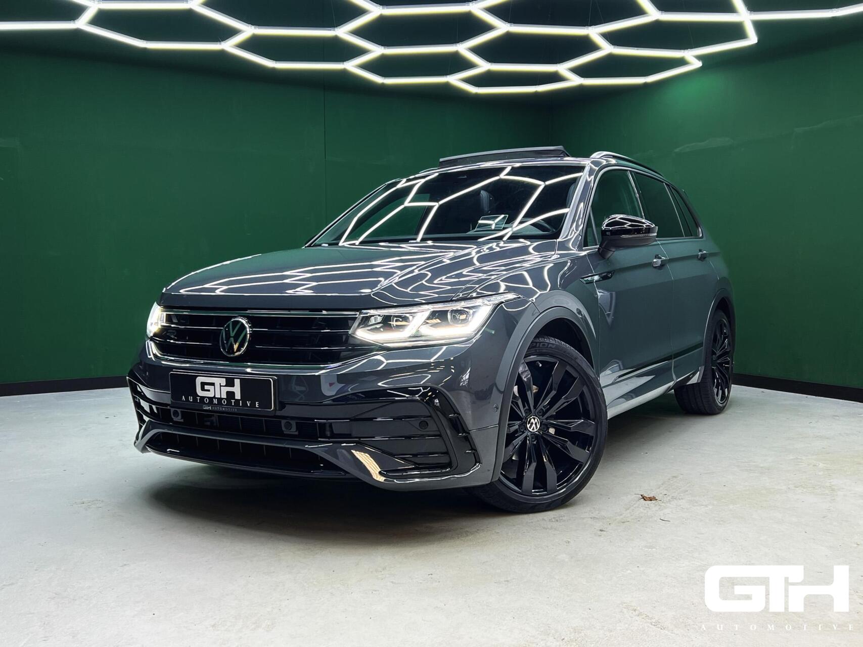 Volkswagen Tiguan 1.5 TSI R-Line Head-up | Pano | Trekhaak 2021 - voorkant