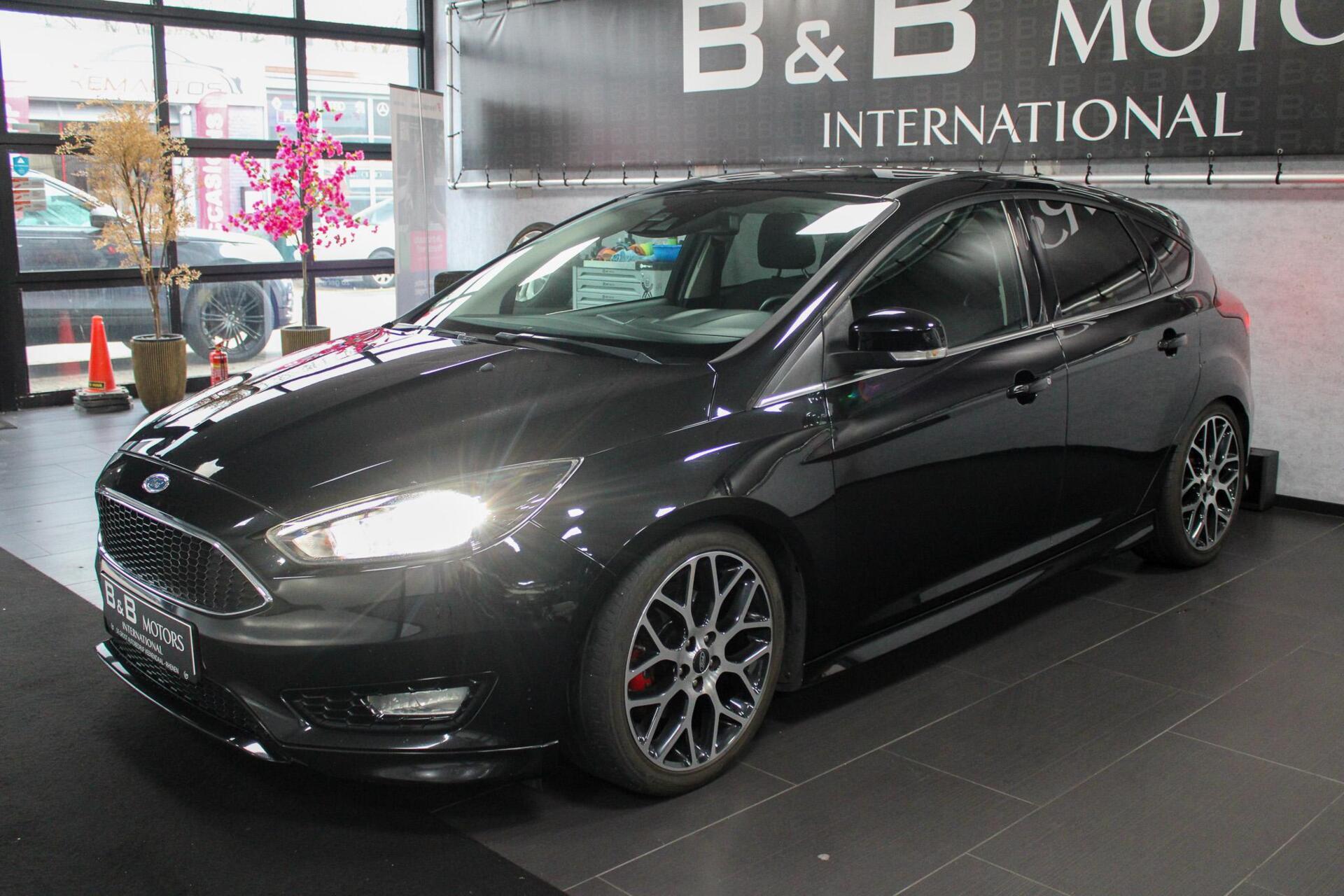 Ford Focus 1.5 ST-Line 182PK|NAVI|PDC|SONY|STUUR+STOELVERW 2015 - voorkant