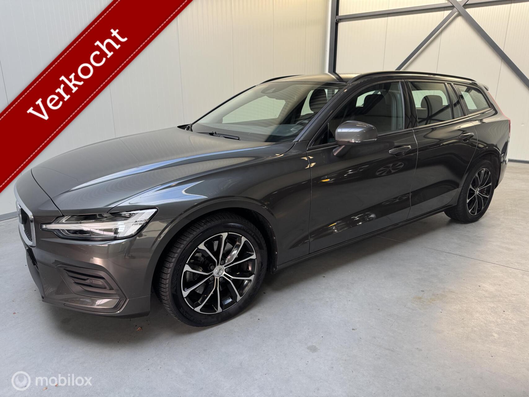 Volvo V60 2.0 B3 Momentum Business automaat 2022 - voorkant