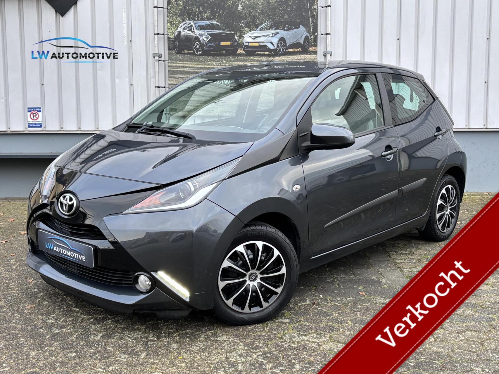 Toyota Toyota Aygo 1.0 VVT-i x-play | Achteruitrijcamera | Airco 2015 - voorkant