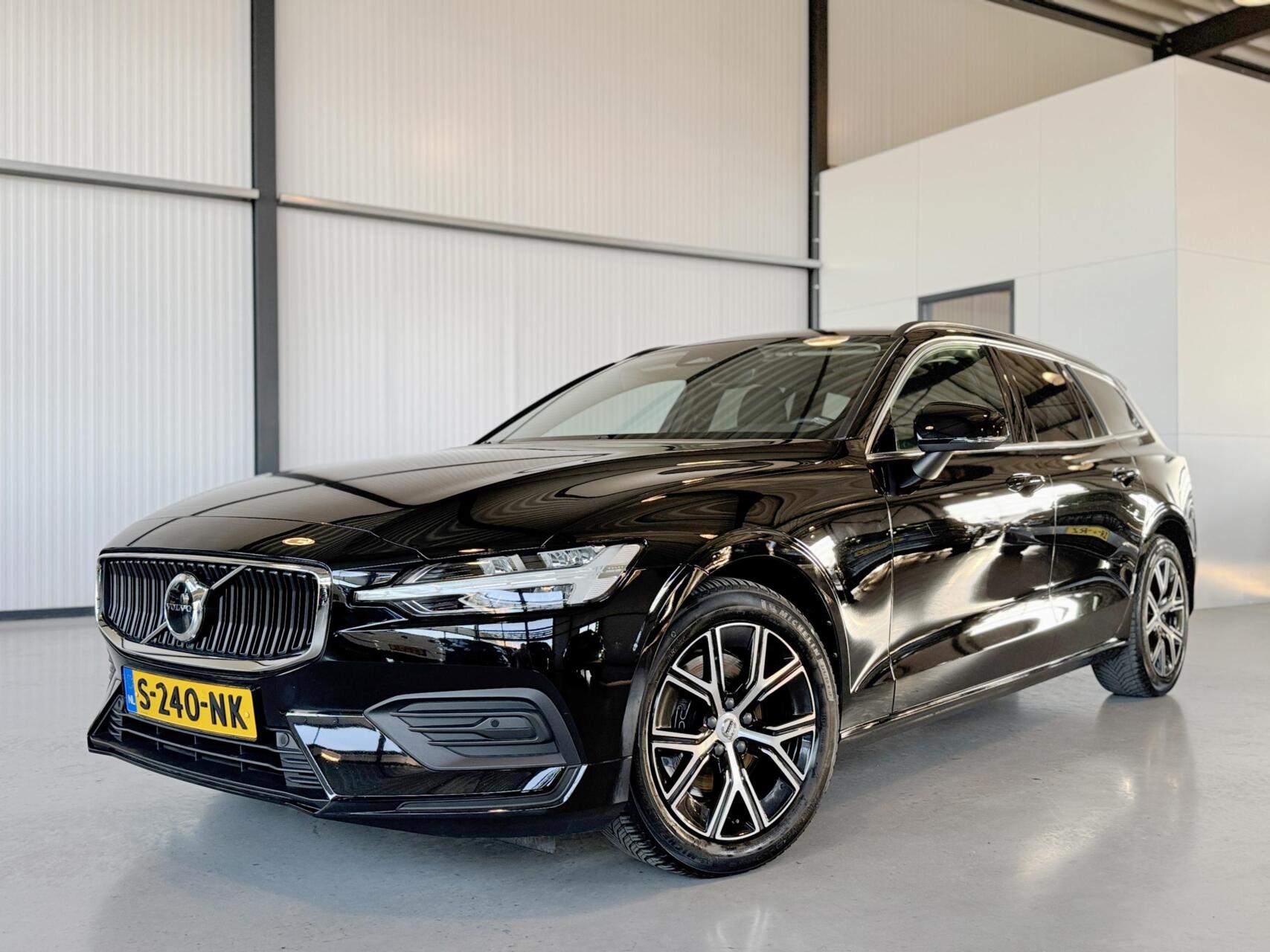 Volvo V60 2.0 B4 Core|Pilot Assist|Camera|Stoel&Stuur Verw.| 2023 - voorkant