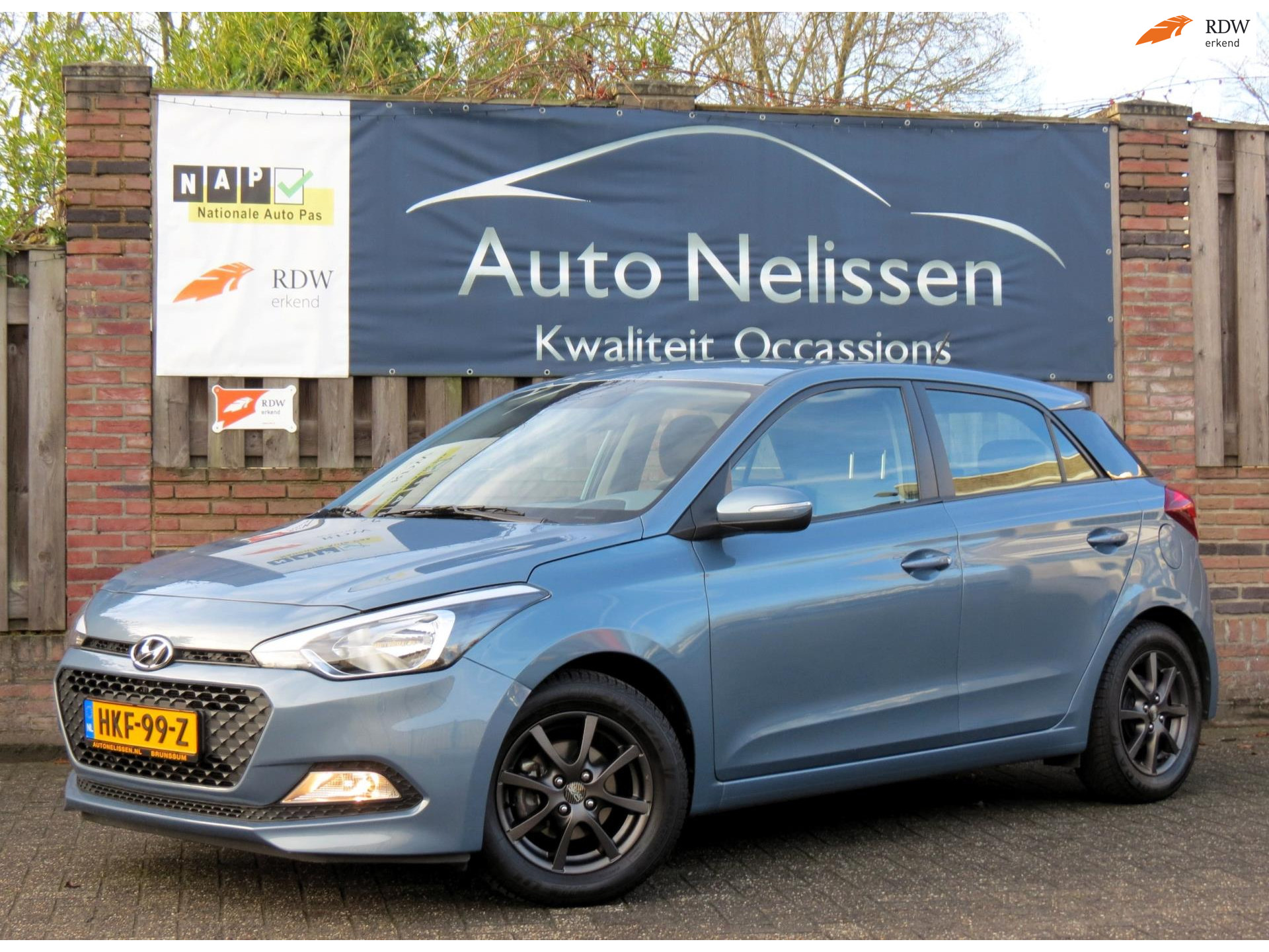 Hyundai I20 1.2 LP i-Drive Cool 4 CILINDER | ZGAN ALL-SEASONS | PARKEERSENSORS | LICHTMETALEN VELGEN 15 INCH | AIRCO | 2017 - voorkant