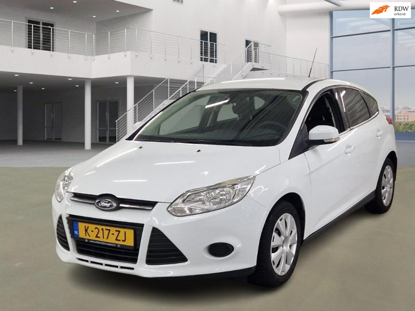 Ford Focus 1.6 TI-VCT Ambiente AIRCO ELEC.PAKET BOEKJES 2013 - voorkant