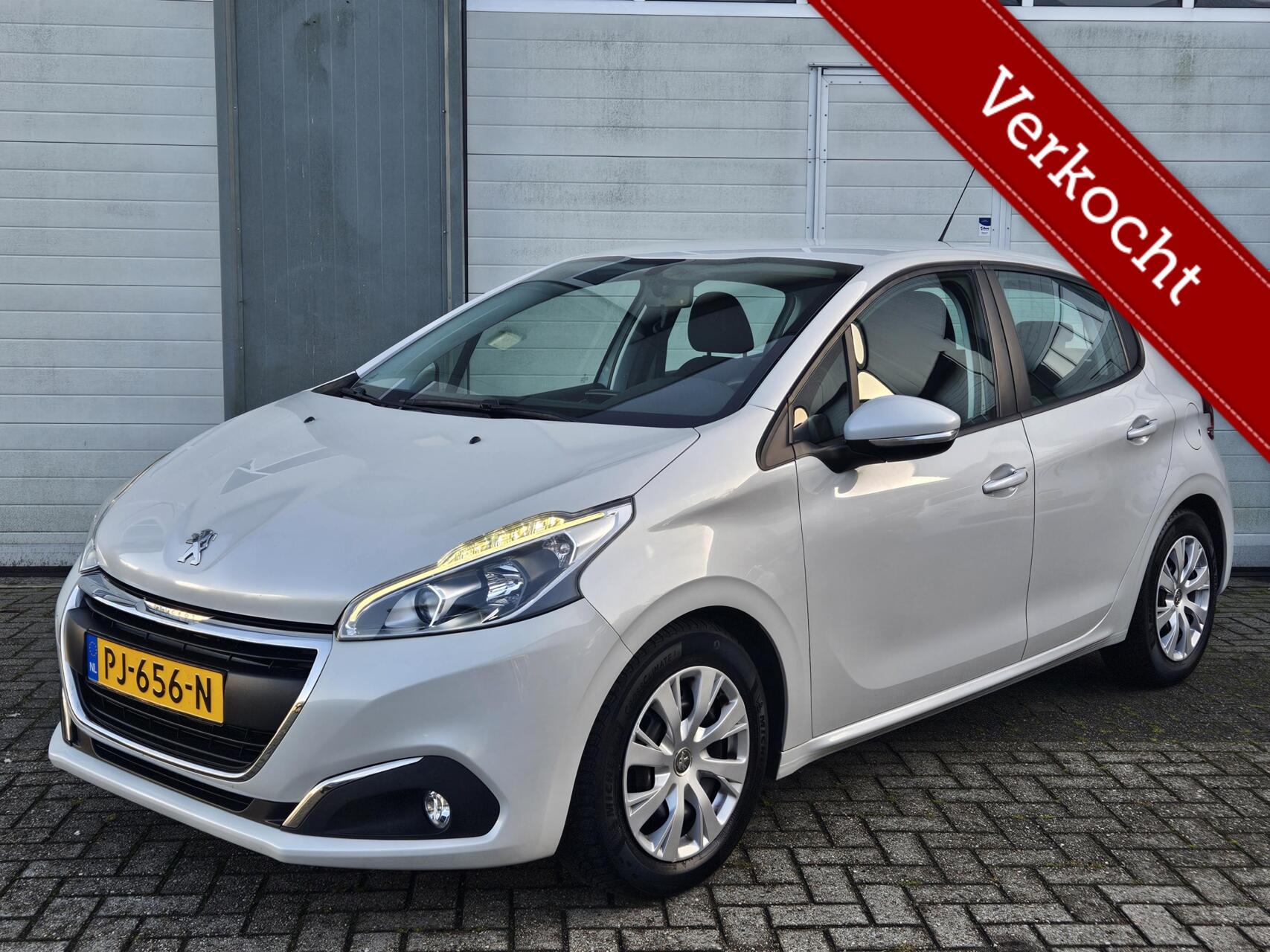 Peugeot 208 1.2 PureTech Blue Lease | Navi | Trekhaak | Dealer onderhouden 2017 - voorkant