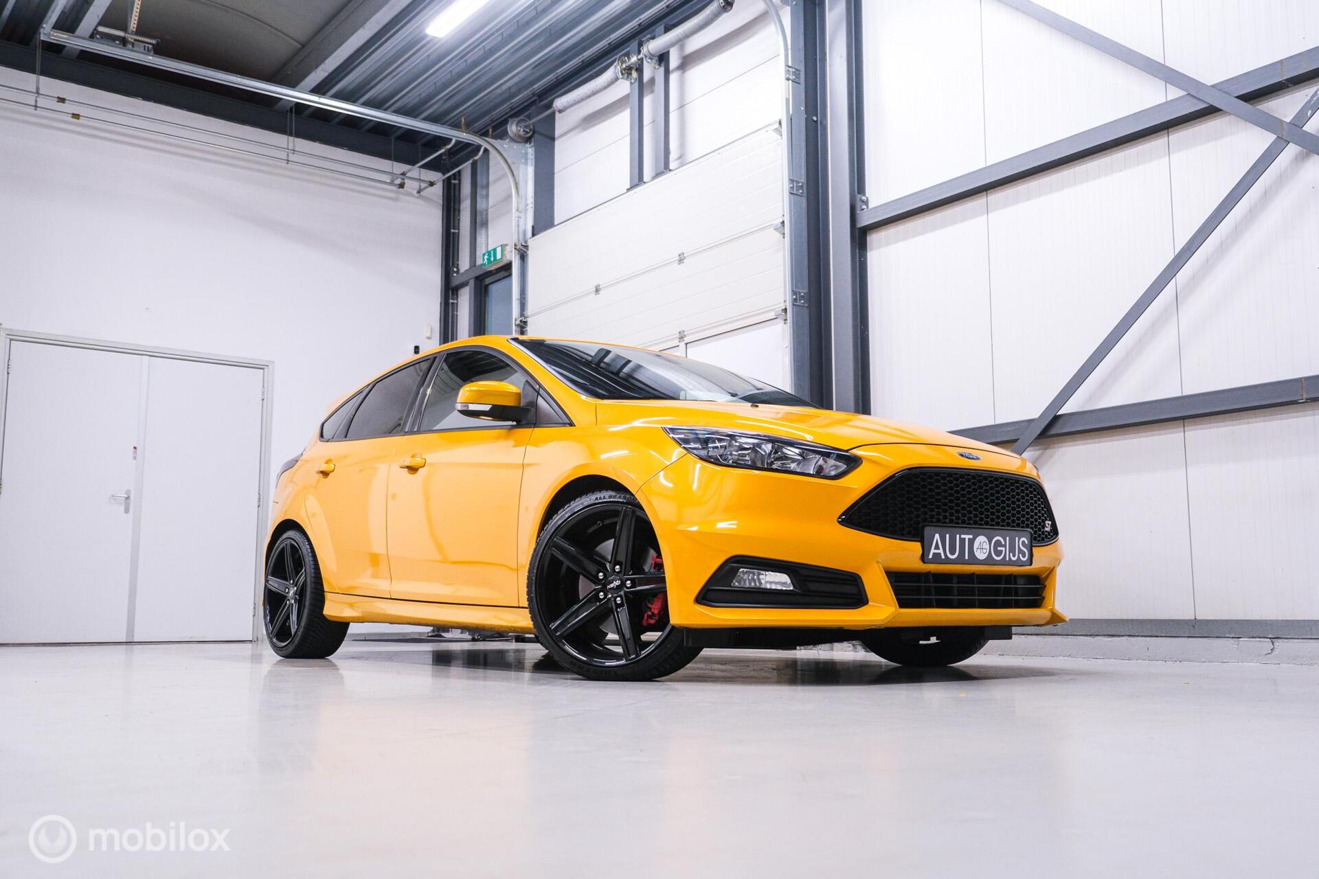 Ford Focus 2.0 ST-2 | 2e eigenaar | NL auto NAP | Tangerine | Orig NL NAP | Zomer + winterset | rijklaar | Navigatie | 2015 - voorkant