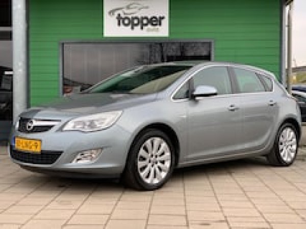 Opel Astra 1.4 Turbo Cosmo 2010 - voorkant