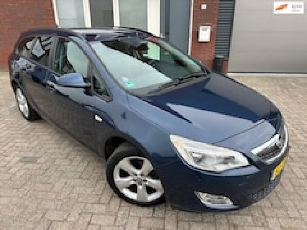 Opel Astra 1.4 Turbo Edition 2012 - voorkant