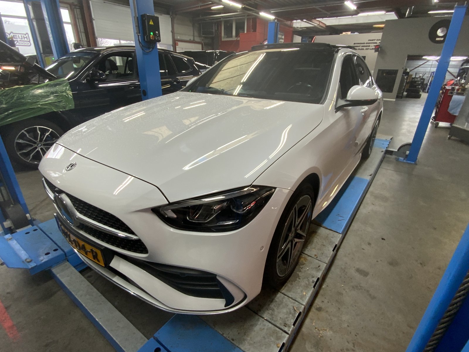 Mercedes-Benz C-klasse 300 e AMG Line 2022 - voorkant