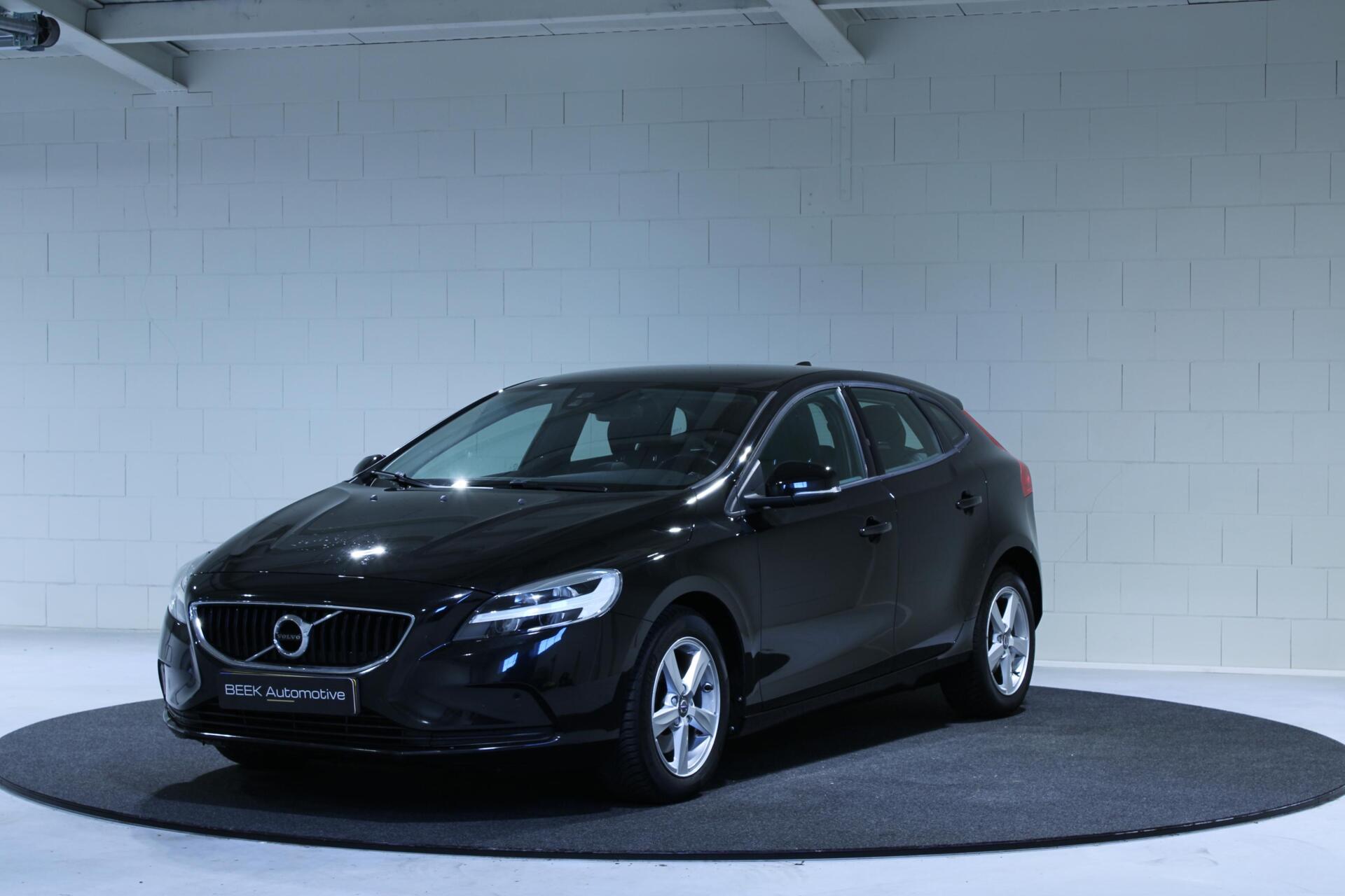 Volvo V40 2.0 T2 Nordic+ | Trekhaak | Stoelverwarming | PDC 2017 - voorkant