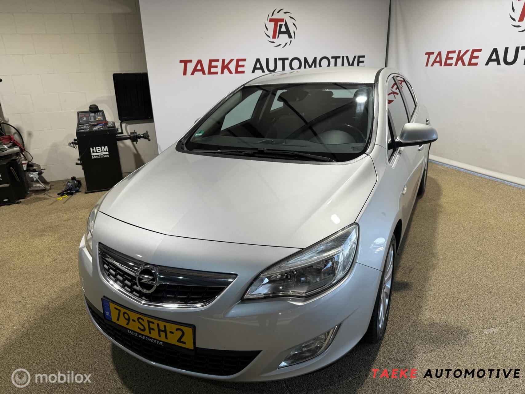 Opel Astra 1.4 Turbo GT Clima/Cruise/NAP/Carplay 2011 - voorkant