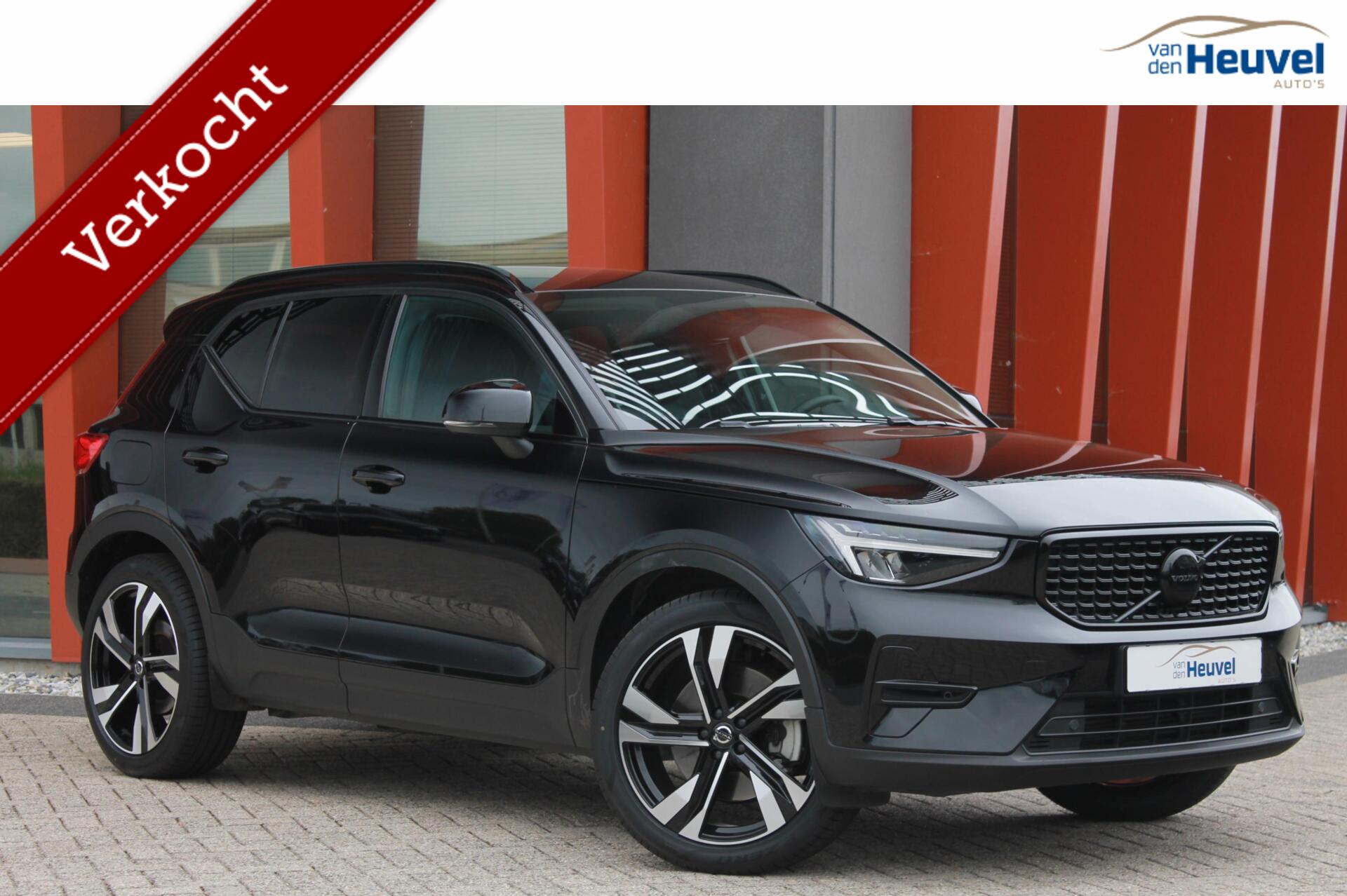 Volvo XC40 T5 Recharge Plus Dark | Stoelverwarming | Trekhaak | Leder | Parkeercamera | H&K | Glossy Black | Keyless 2022 - voorkant