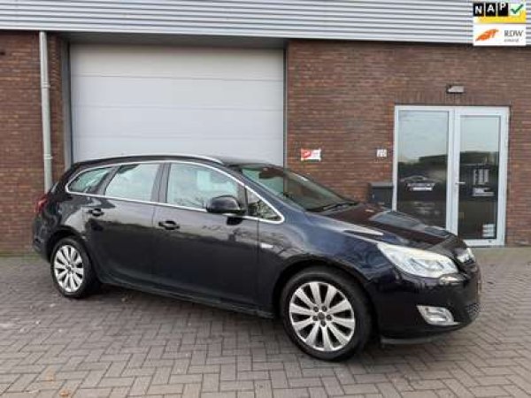 Opel Astra 1.4 Turbo Cosmo 2011 - voorkant