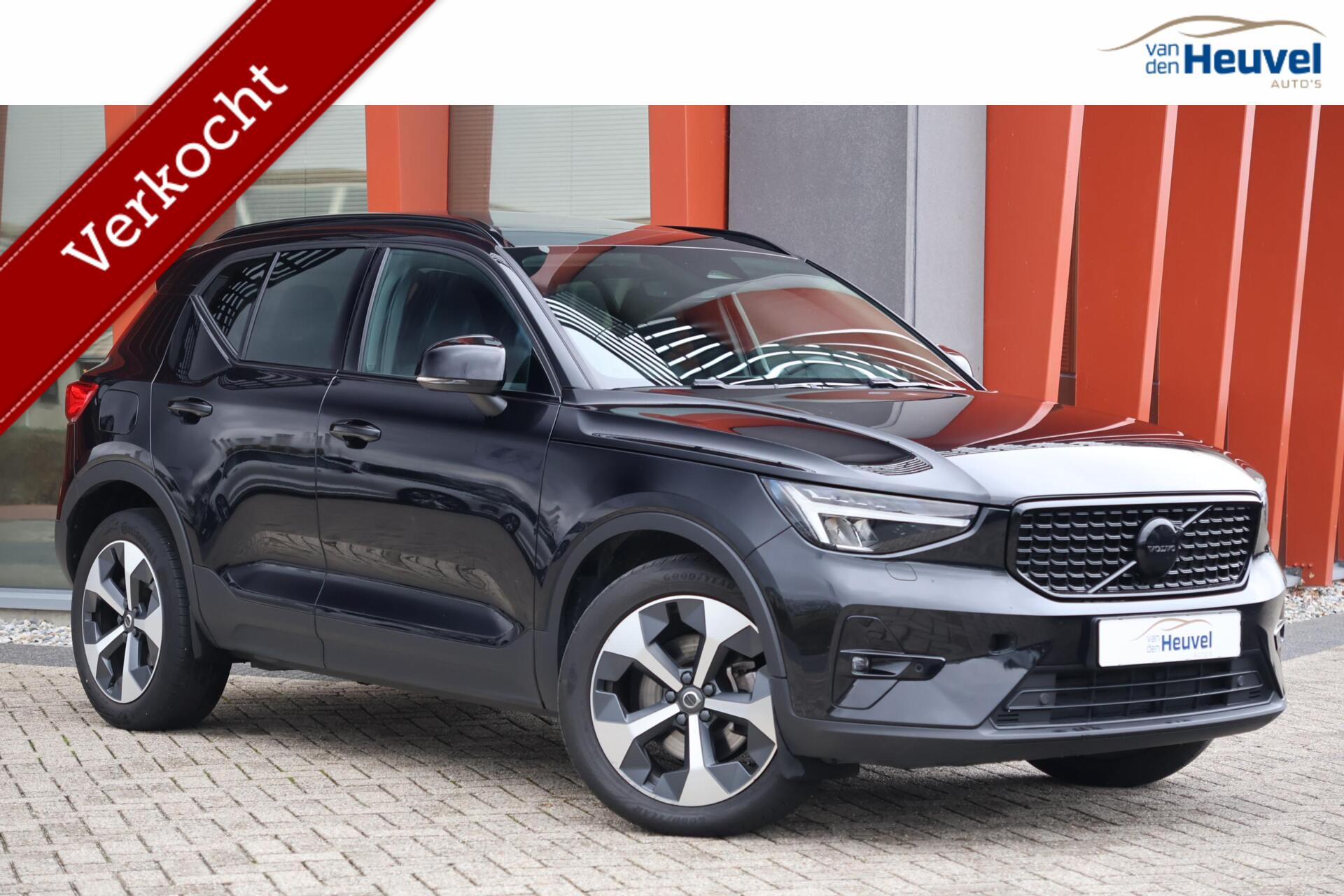 Volvo XC40 B3 Ultimate Dark | Stoelverwarming | Panoramadak | Parkeercamera | Leder | BLIS | Pilot Assist | Glossy black 2022 - voorkant