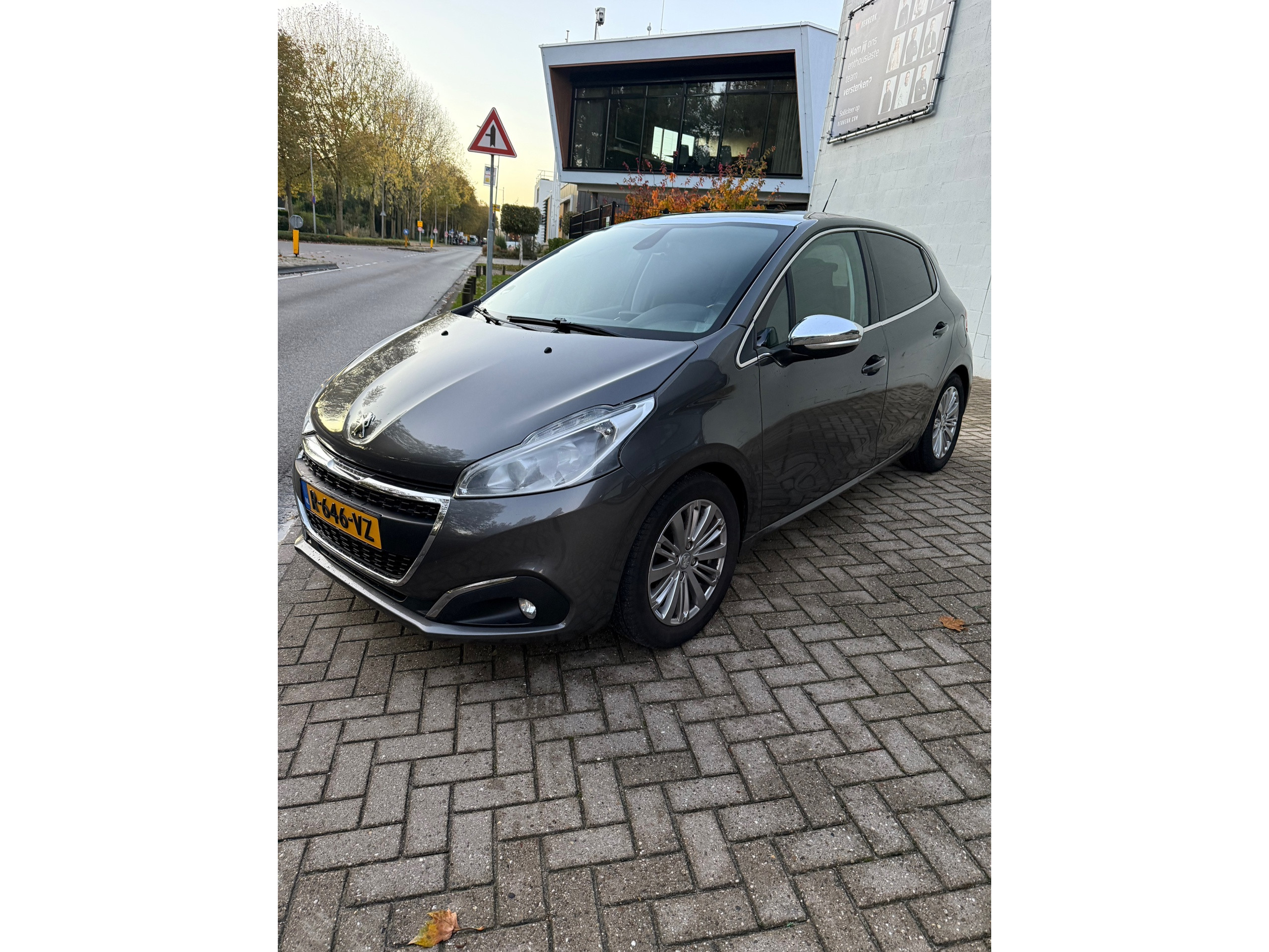 Peugeot 208 1.2 PureTech Allure 2019 - voorkant