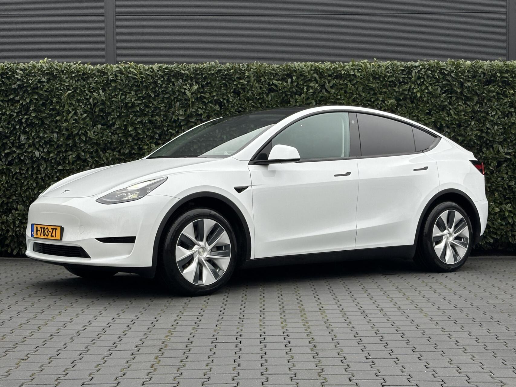Tesla Model Y RWD 58 kWh, NL AUTO, NAP LOGISCH, AUTOPILOT, PANORAMADAK, LEDER/ALCANTARA, CRUISE, STOEL/STUUR/ACHTERBANK VERWARMING, CLIMATE CONTROL, ELEKTRISCHE STOELEN, LICHTMETAAL 19" 2022 - voorkant