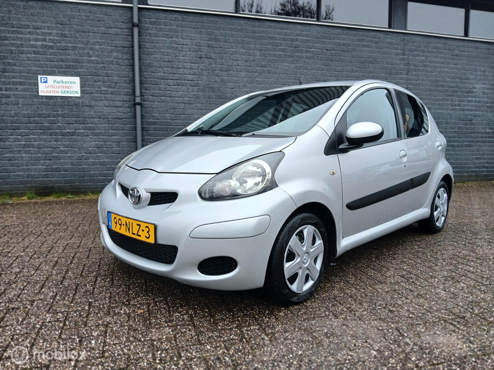 Toyota Toyota Aygo 1.0-12V Topstaat/5-deurs/Airco/Apk 10-'26 2010 - voorkant