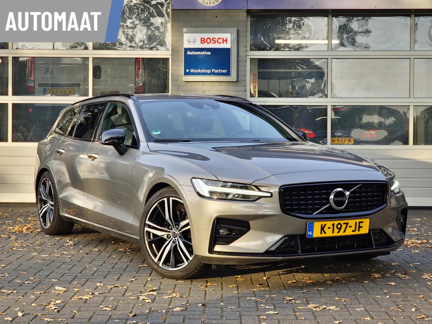 Volvo V60 2.0 B3 R-Design|Automaat|Trekhaak|H&K-audio|Black-pack|19-inch| 2021 - voorkant