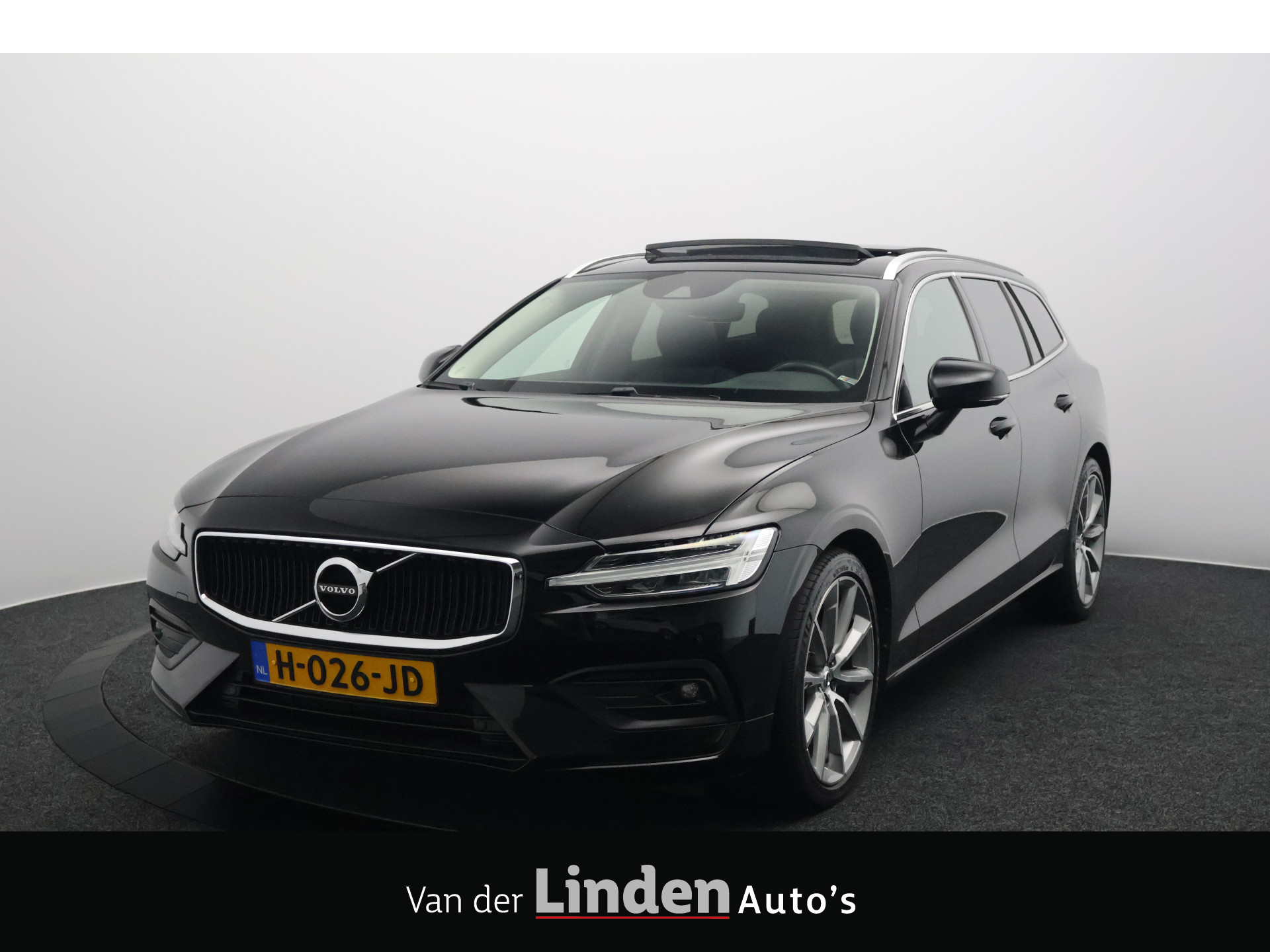Volvo V60 2.0 T4 Momentum Pro 191PK | Panoramadak | Trekhaak | Leer 2020 - voorkant