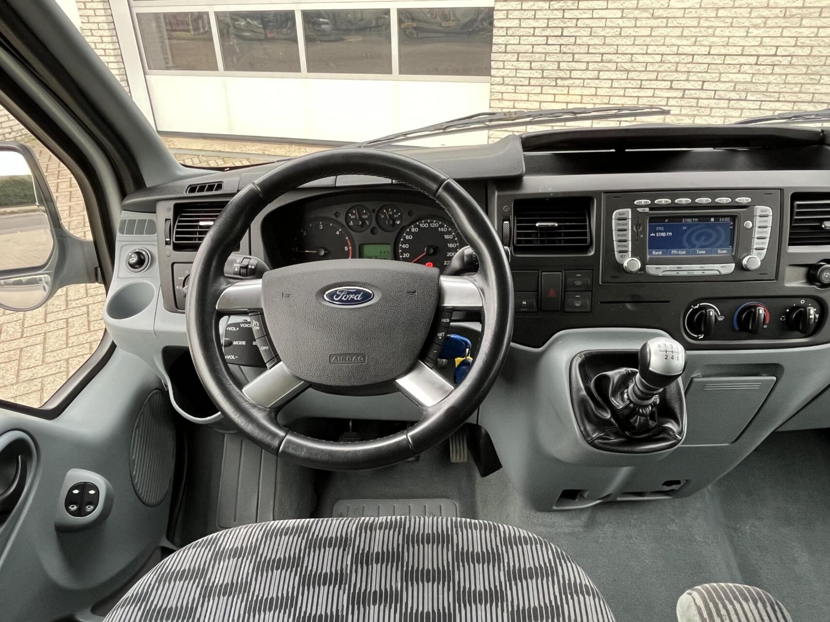 Foto van Ford Transit 260s DC 140dpf 4.36