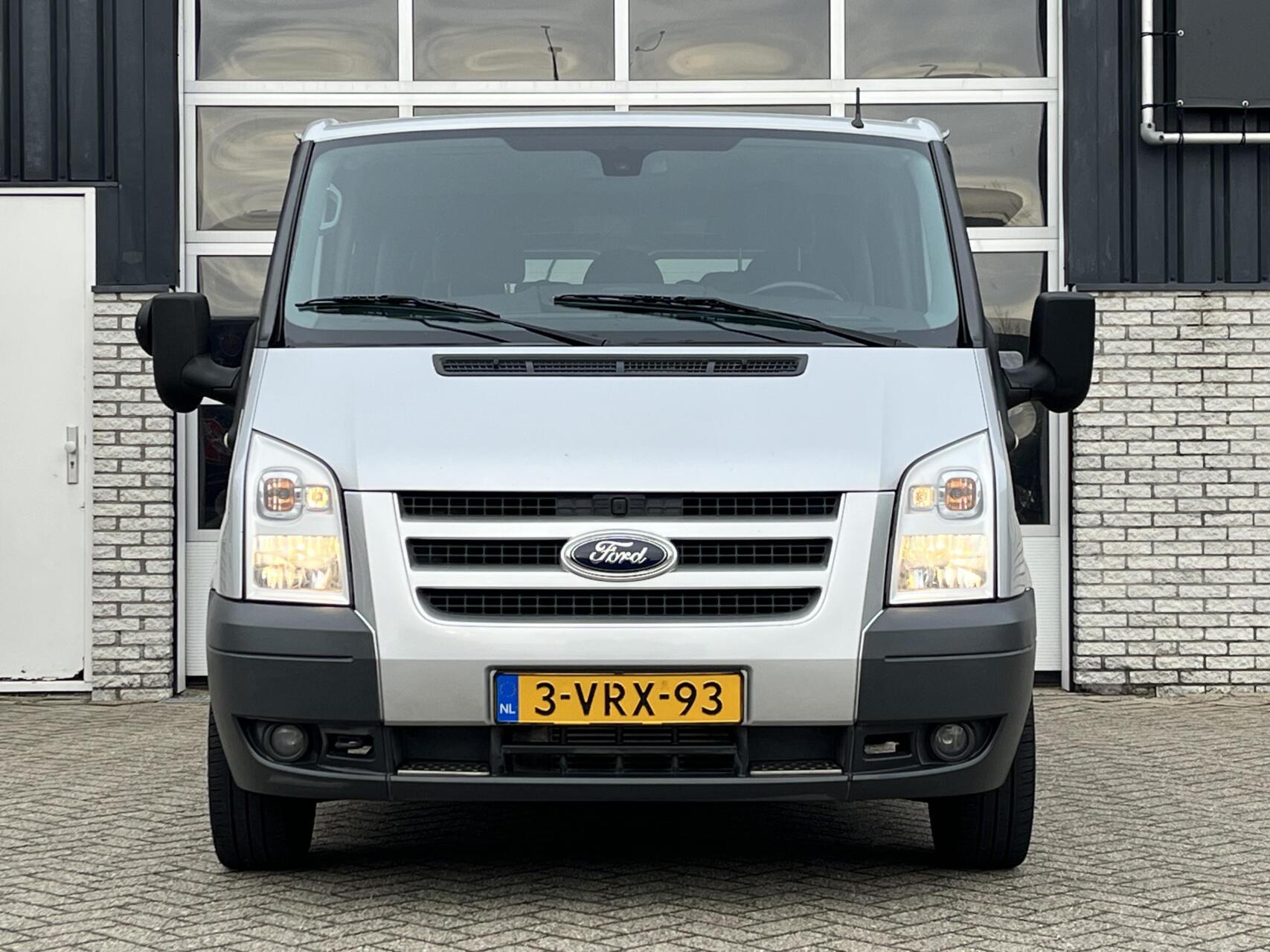 Foto van Ford Transit 260s DC 140dpf 4.36